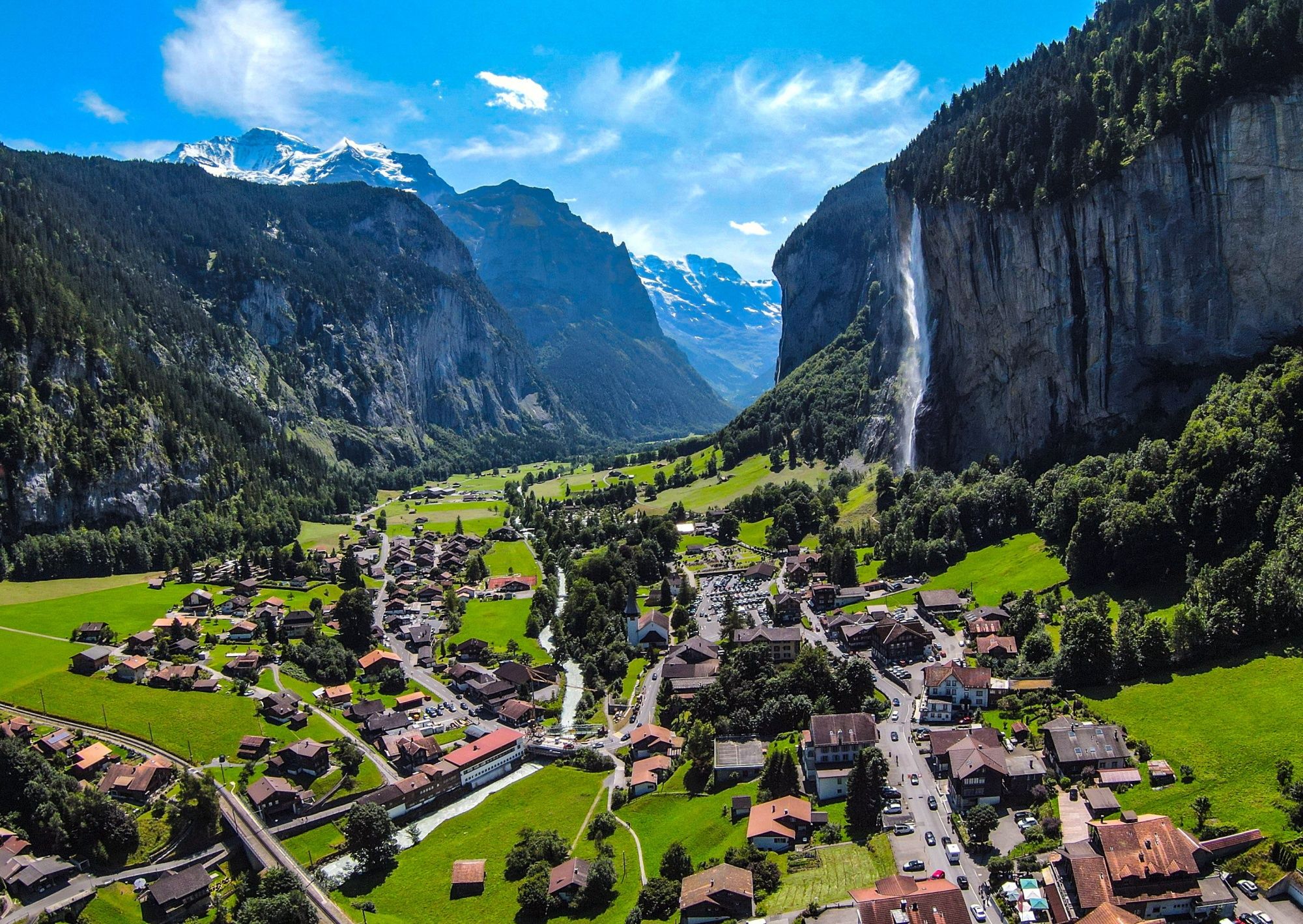 Lauterbrunnen: paisagem impressionante com cascatas e montanhas na Suíça no verão.