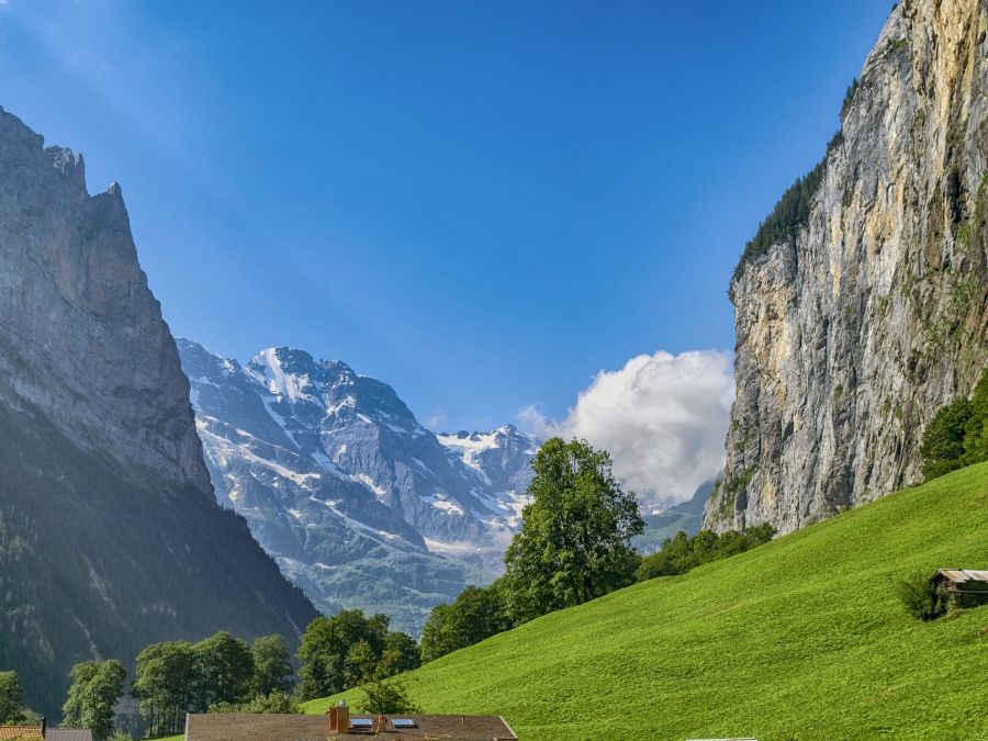 Lauterbrunnen แสดงทิวทัศน์เทือกเขาแอลป์ที่สวยงามพร้อมเส้นทางเดินป่า ทุ่งหญ้า และภูเขาสูง