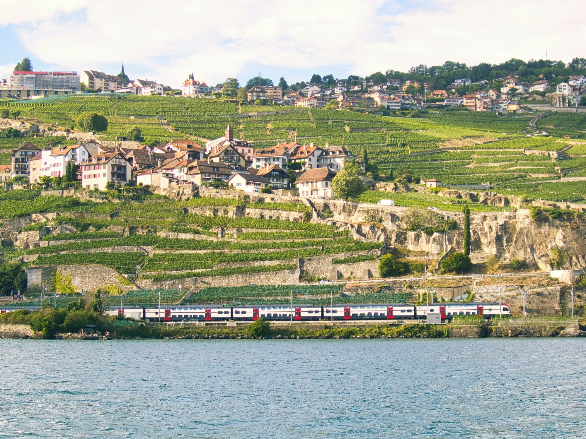 لافو: كروم العنب الخلابة مع بحيرة زوغ وقرية في خلفية سويسرا