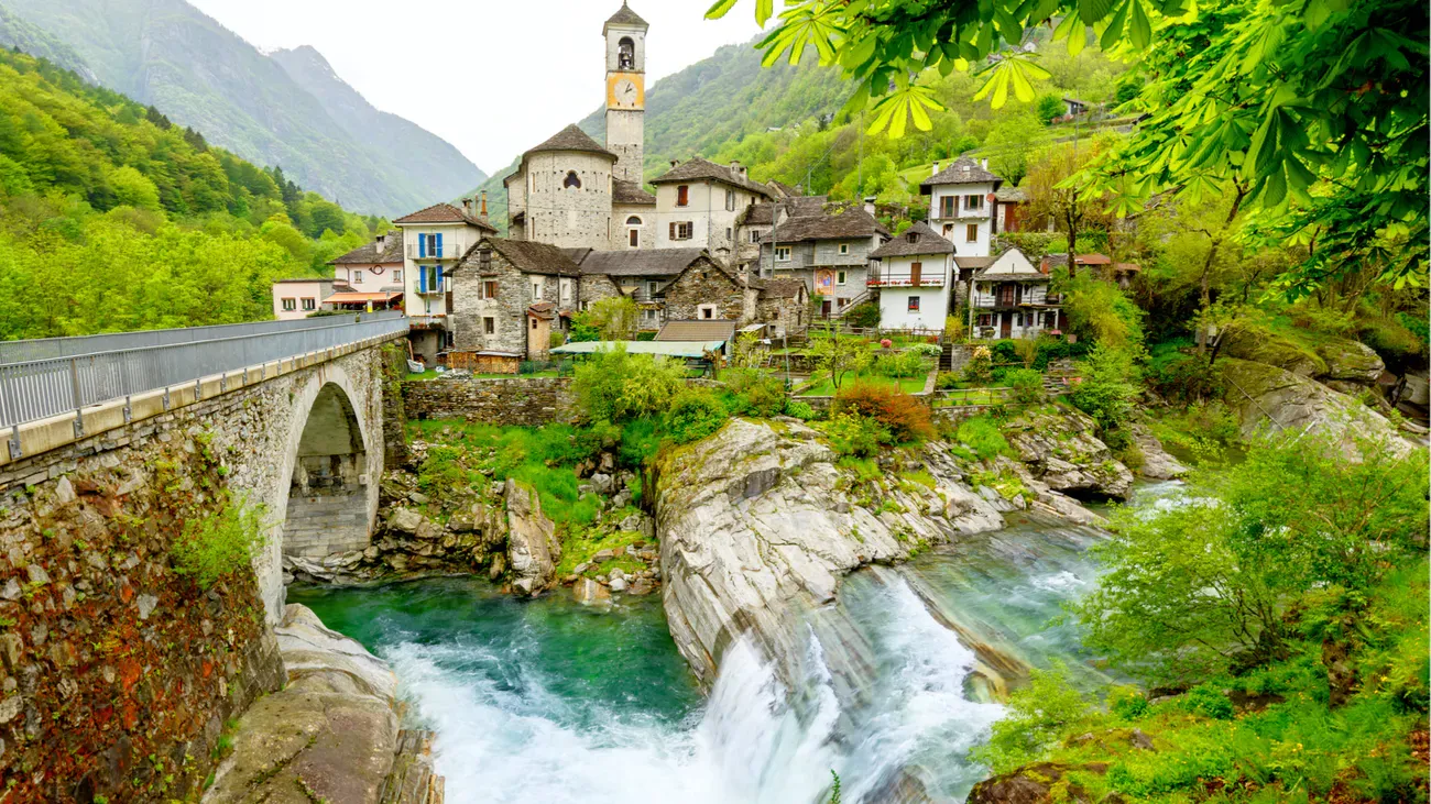 Ponte di Lavertezzo su fiumi limpidi, circondata da verdi paesaggi montani.