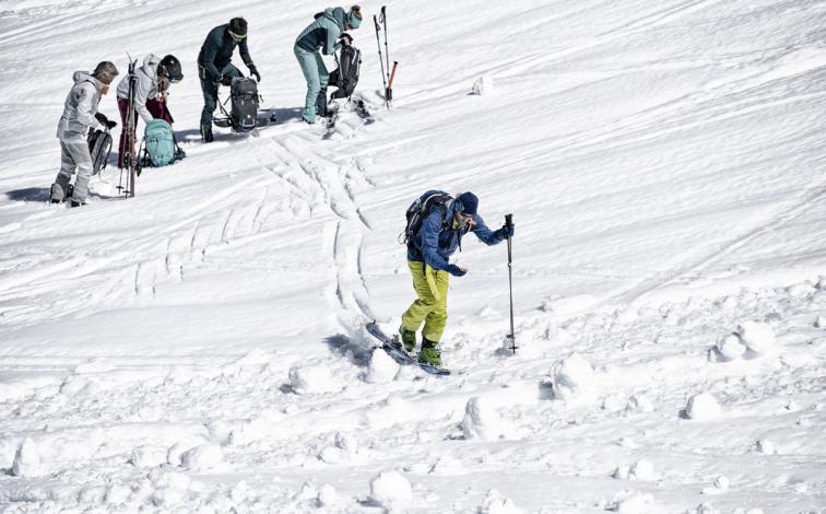 Zermatt Skiturer, skikjørere i snøen, gruppenaktivitet, vinterscene