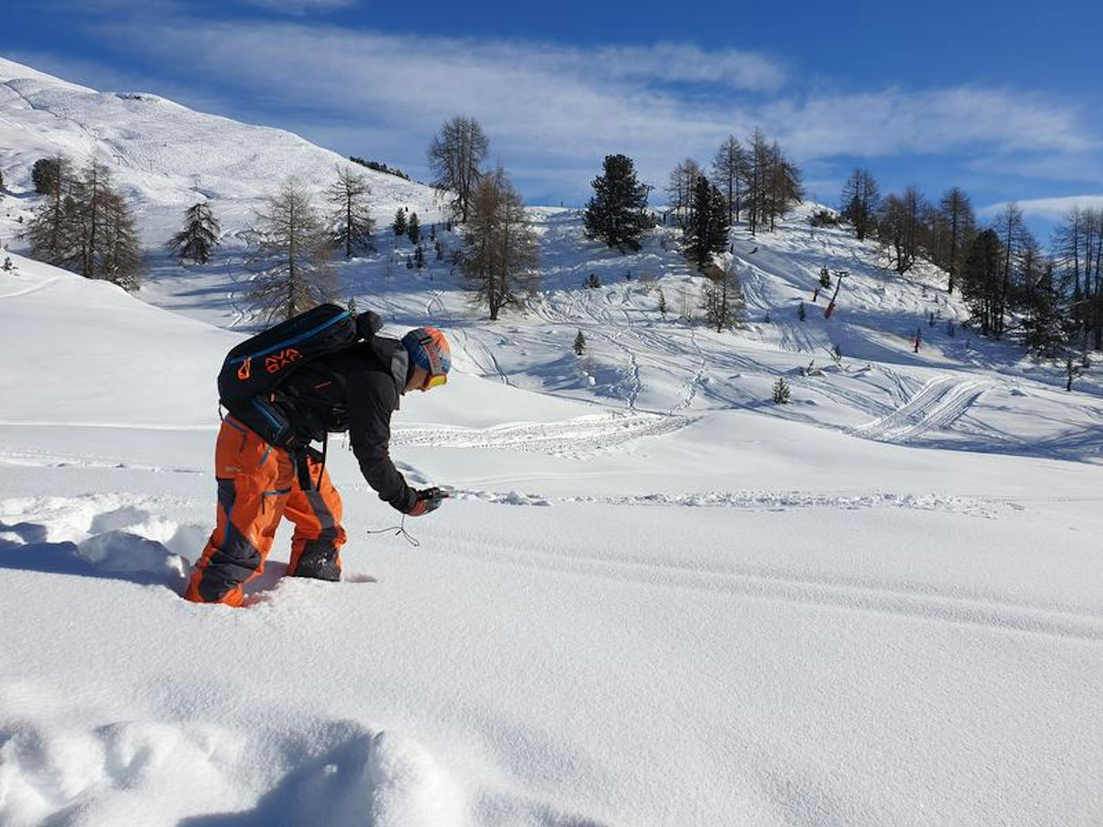 Lawinenkurs: LVS Gerät Benutzung im Schnee mit erfahrenen Guides und Sicherheitsausrüstung.