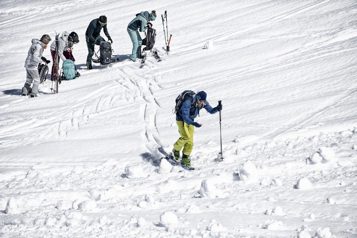 Avalanche course: Experience a guided winter adventure in Zermatt with experienced mountain guides.