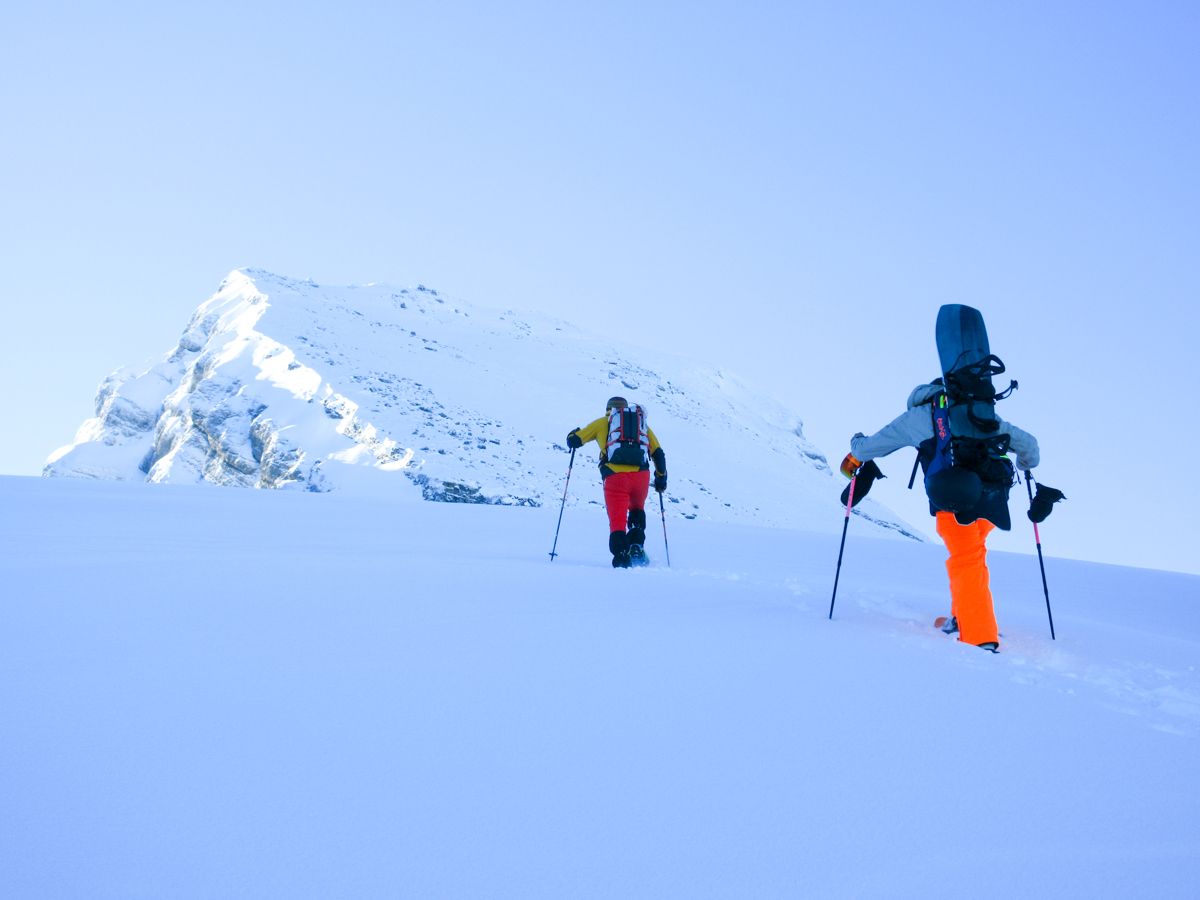 Lawinenkurs Sellamatt: Teilnehmer beim Wandern im Schnee, perfekt für Wintersport und Abenteuer.