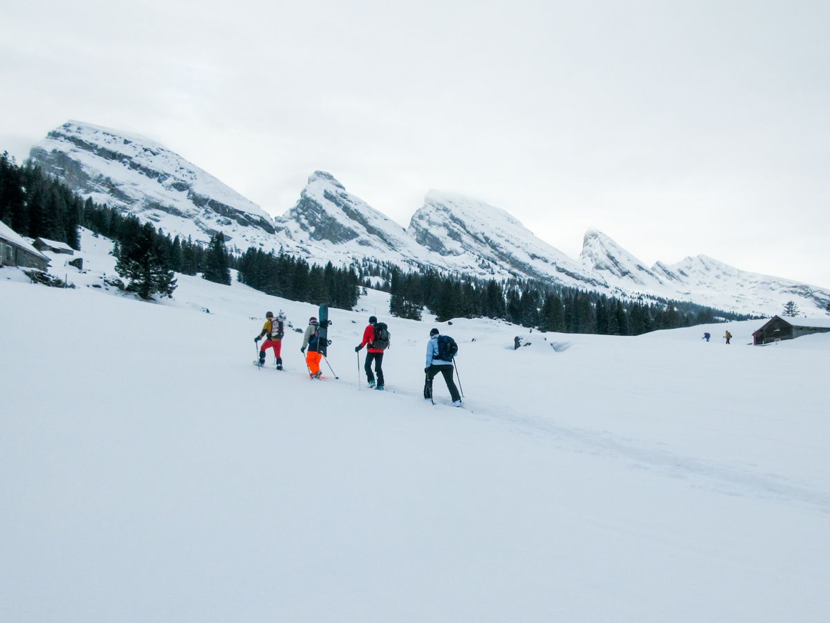 Corsi di valanga Sellamatt: gruppi durante le escursioni in un paesaggio montano invernale