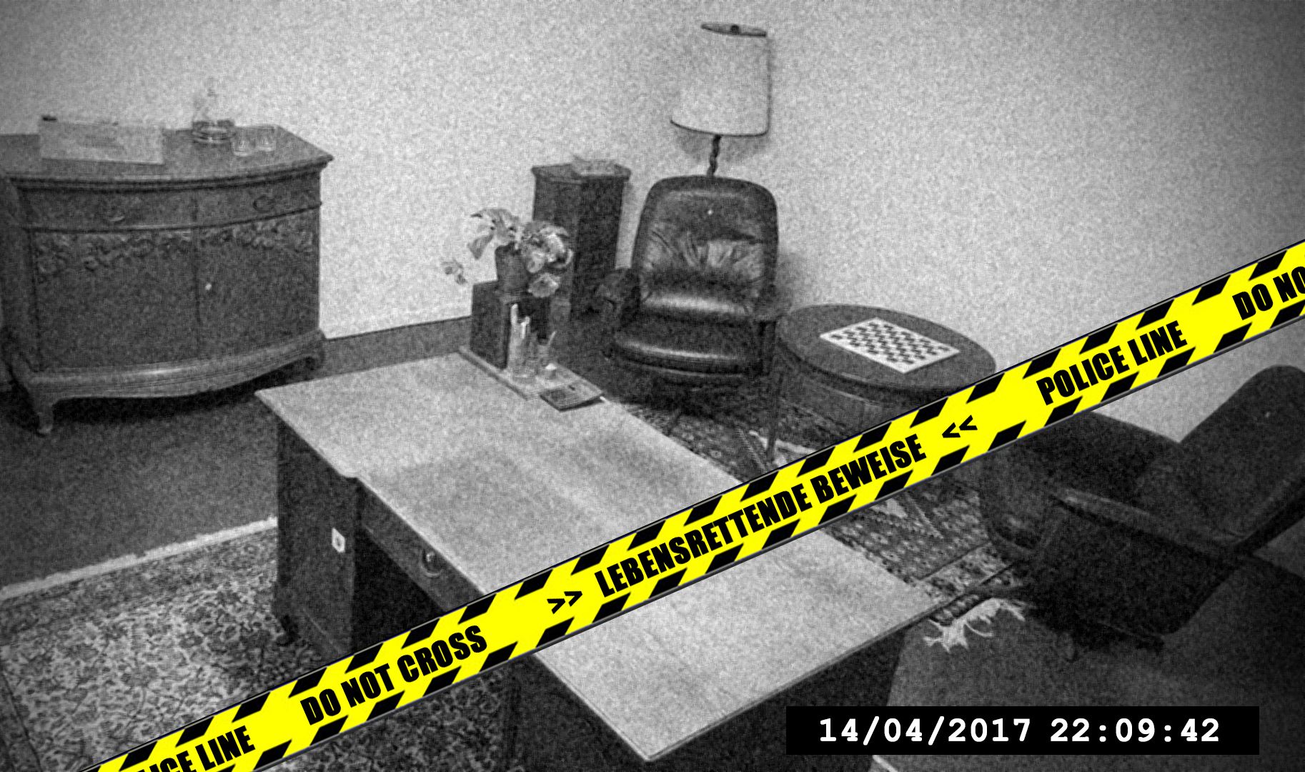 Δωμάτιο απόδρασης με αποδεικτικά στοιχεία διάσωσης ζωής, τραπέζι, καρέκλες, αστυνομική ταινία. Το περιβάλλον δείχνει μερική σκοτεινή ατμόσφαιρα.