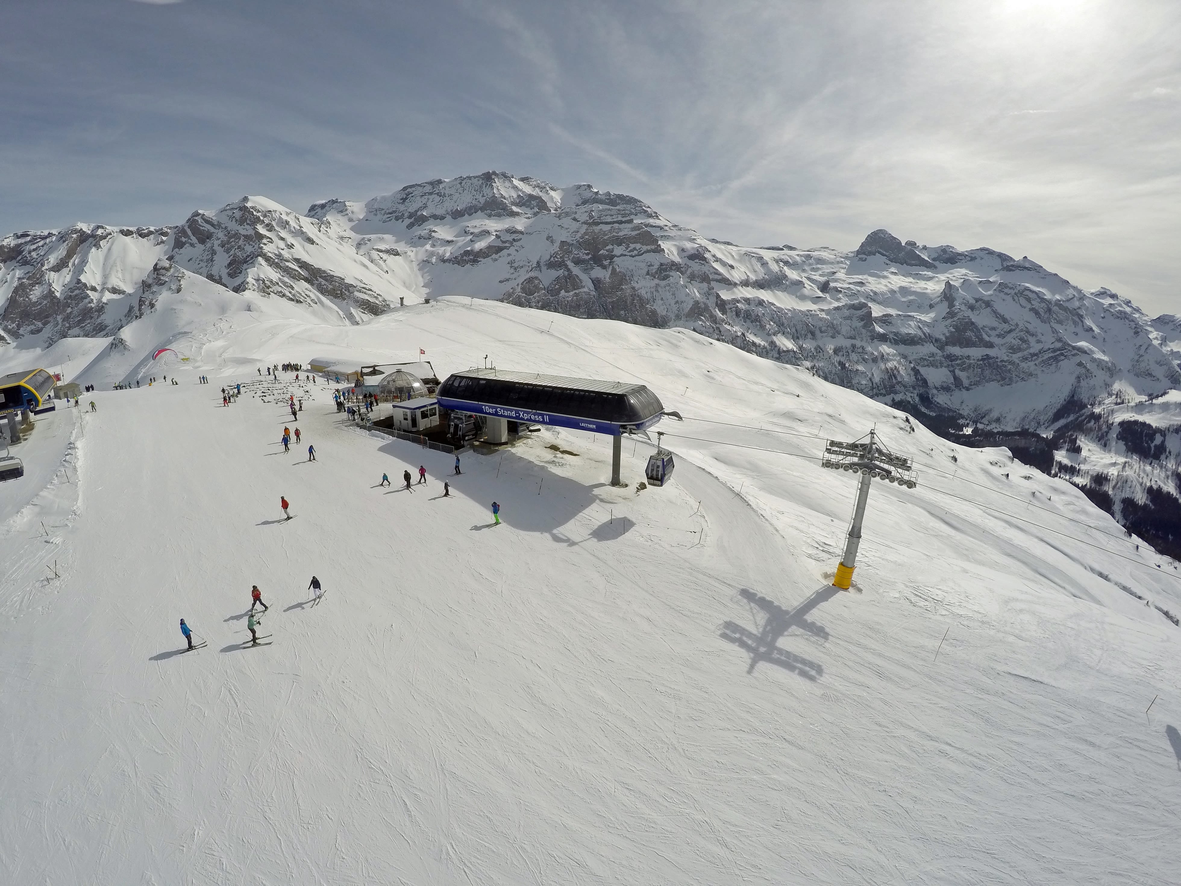 Faire du ski dans les Alpes suisses sous un ciel ensoleillé.