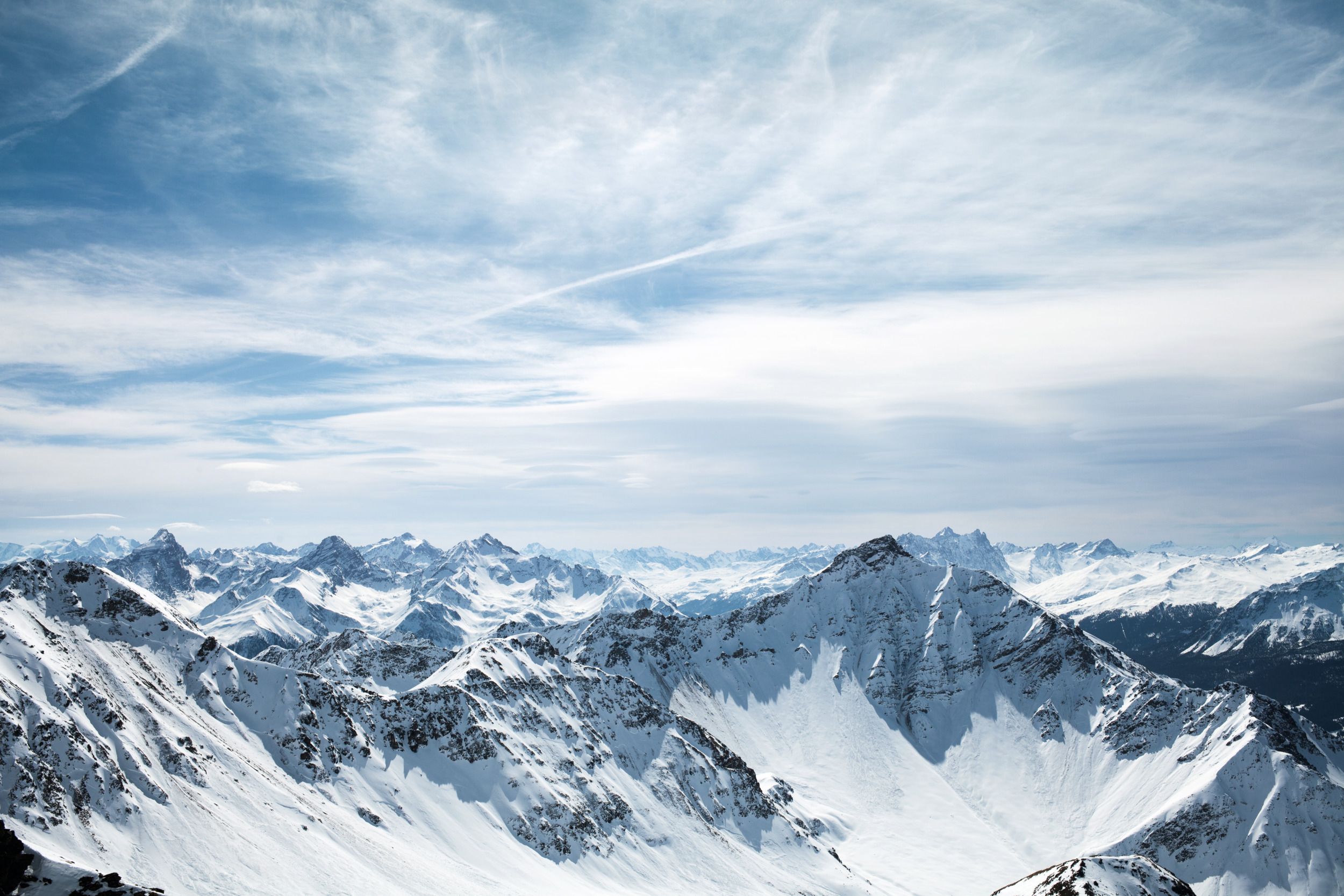 Λένζερχαΐντε: Χιονισμένο τοπίο με παγωμένες βουνοκορφές και γαλάζιο ουρανό, ιδανικό για δραστηριότητες σε εξωτερικό χώρο.