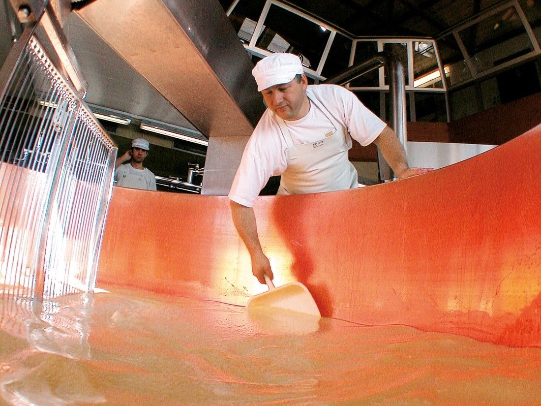 Käseherstellung in Les Martel, ein Käser bei der Arbeit, Produktionsumgebung