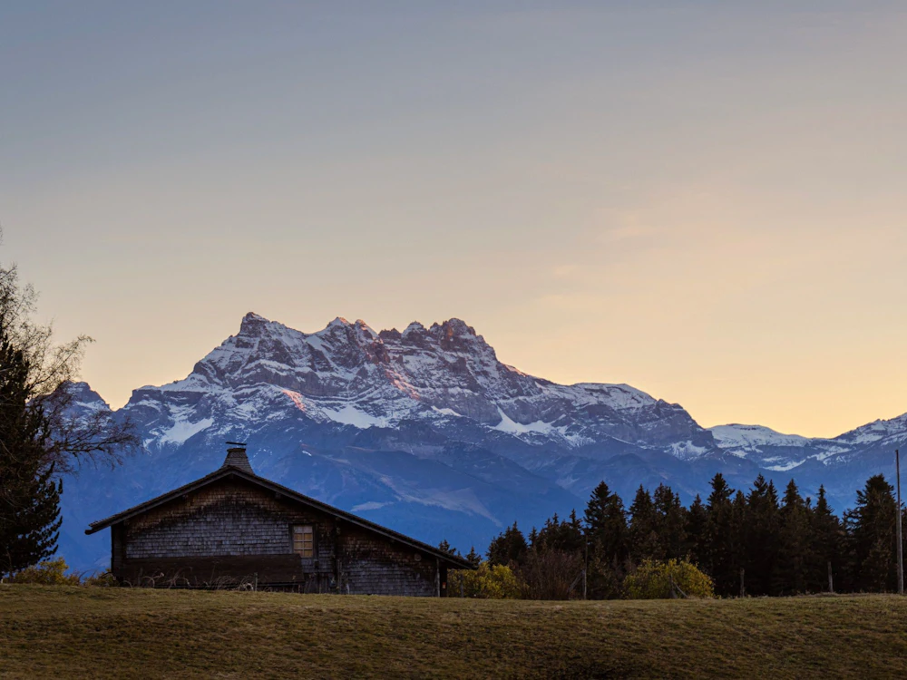 Leysin: vila gunung yang indah di depan puncak bersalju dan latar alam yang menakjubkan.