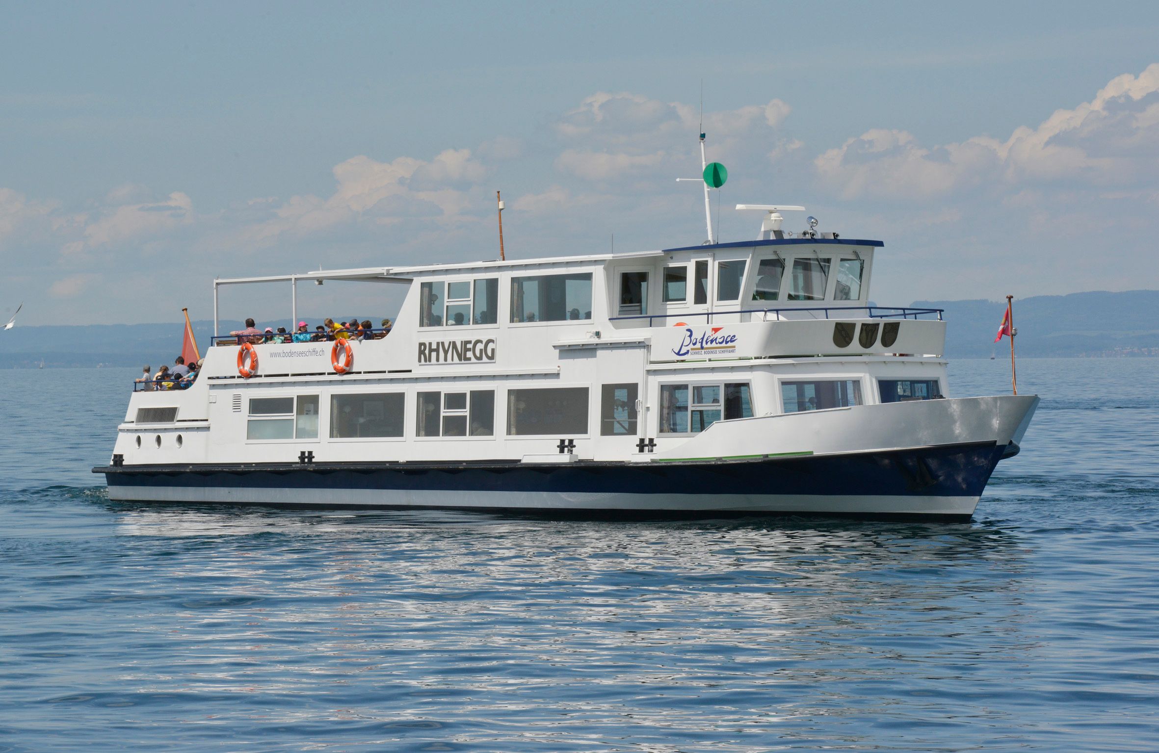 MS Bodensee在夜间穿越博登湖，周围环绕着灯光和水