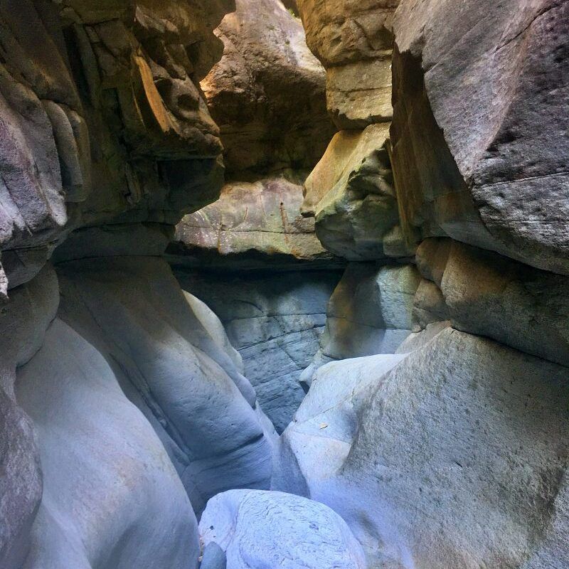 Lodrino Canyoning představuje úzký kaňon s velkými skalami a přirozenou erozí.