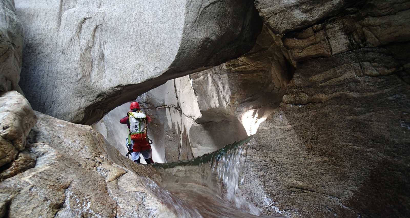 Lodrino Canyoning: Vodní nadšenci přechází skalní kaňon.