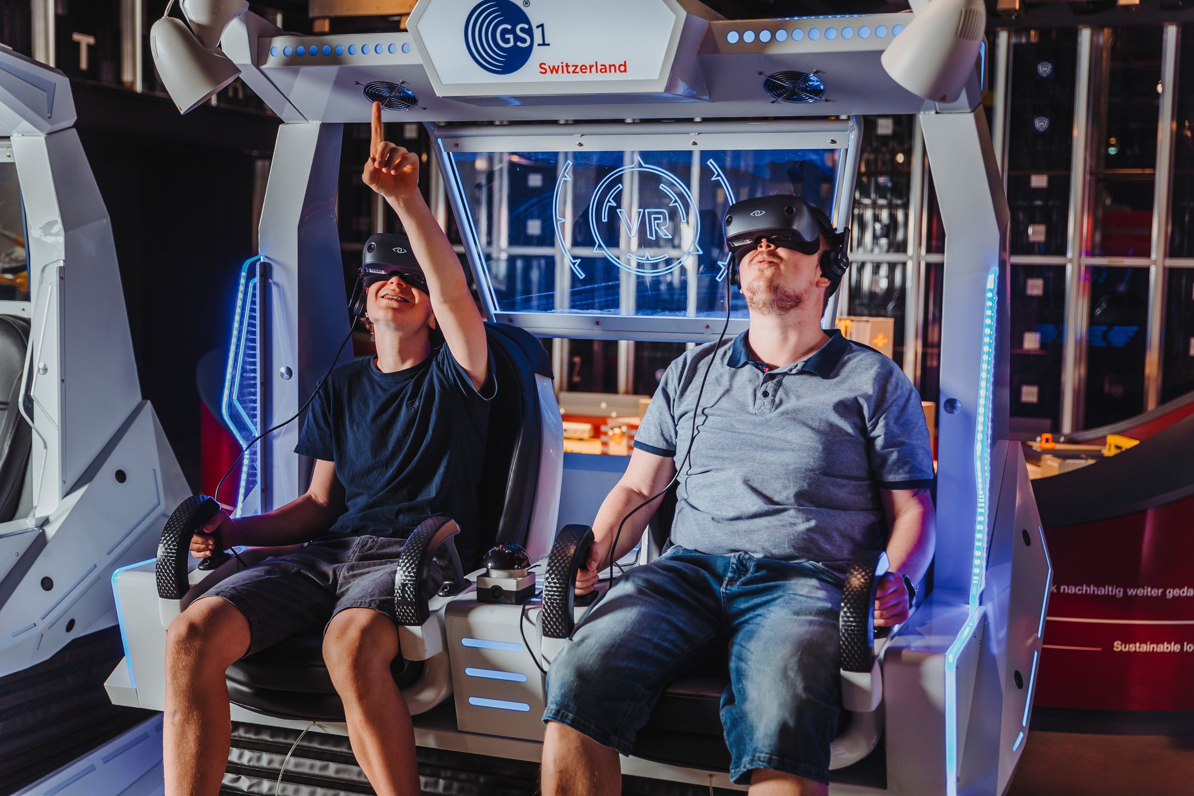 Εμπειρία στο Media World Logistik: επισκέπτες εξερευνούν την τεχνολογία VR στον σιδηροδρομικό σταθμό του Λουκέρνης.