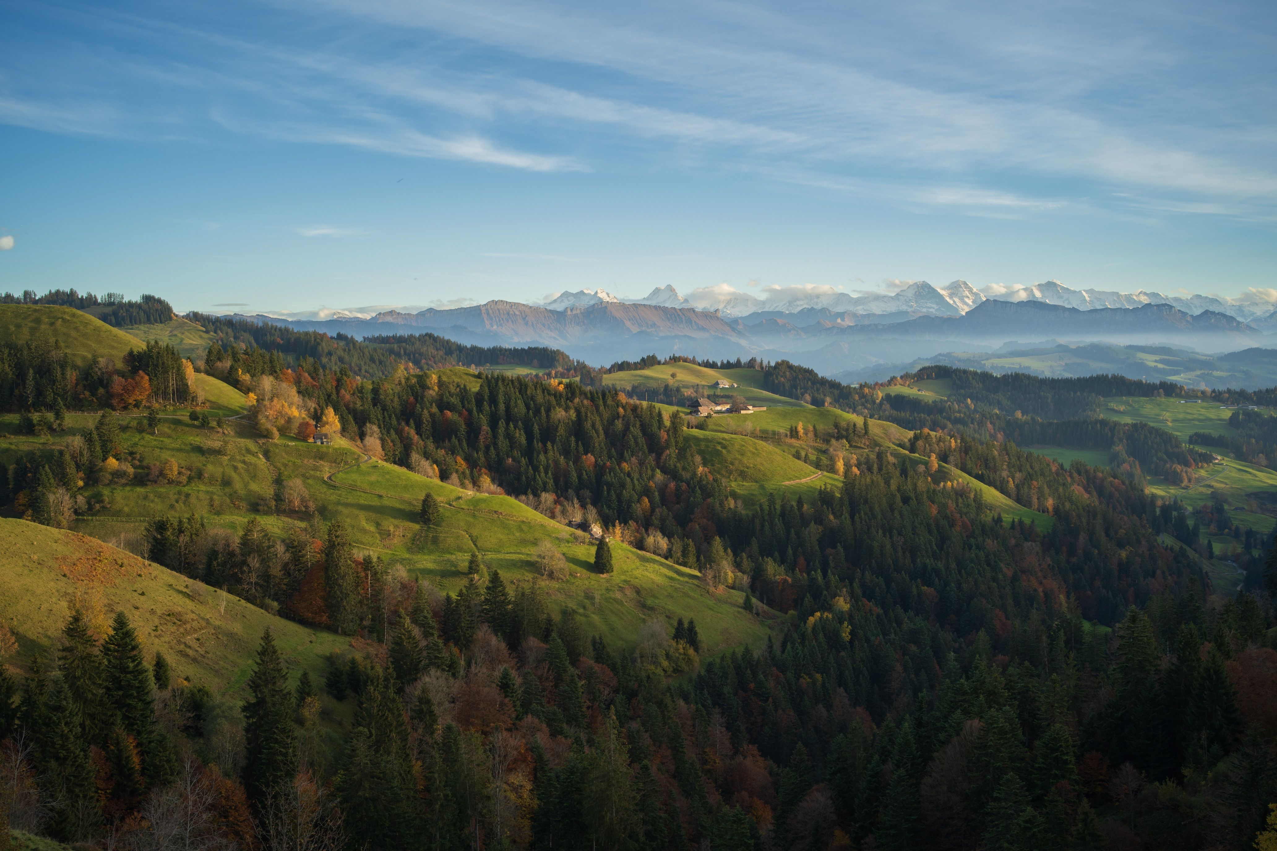 루덴알프: 에멘탈의 넓은 초원과 산들. 하이킹과 자연 체험에 이상적입니다.