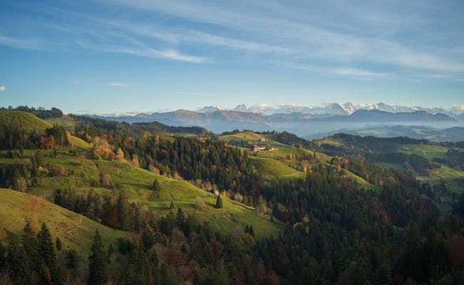 Lüderenalp: Trenes panorámicos en el Emmental y impresionante paisaje montañoso en otoño.