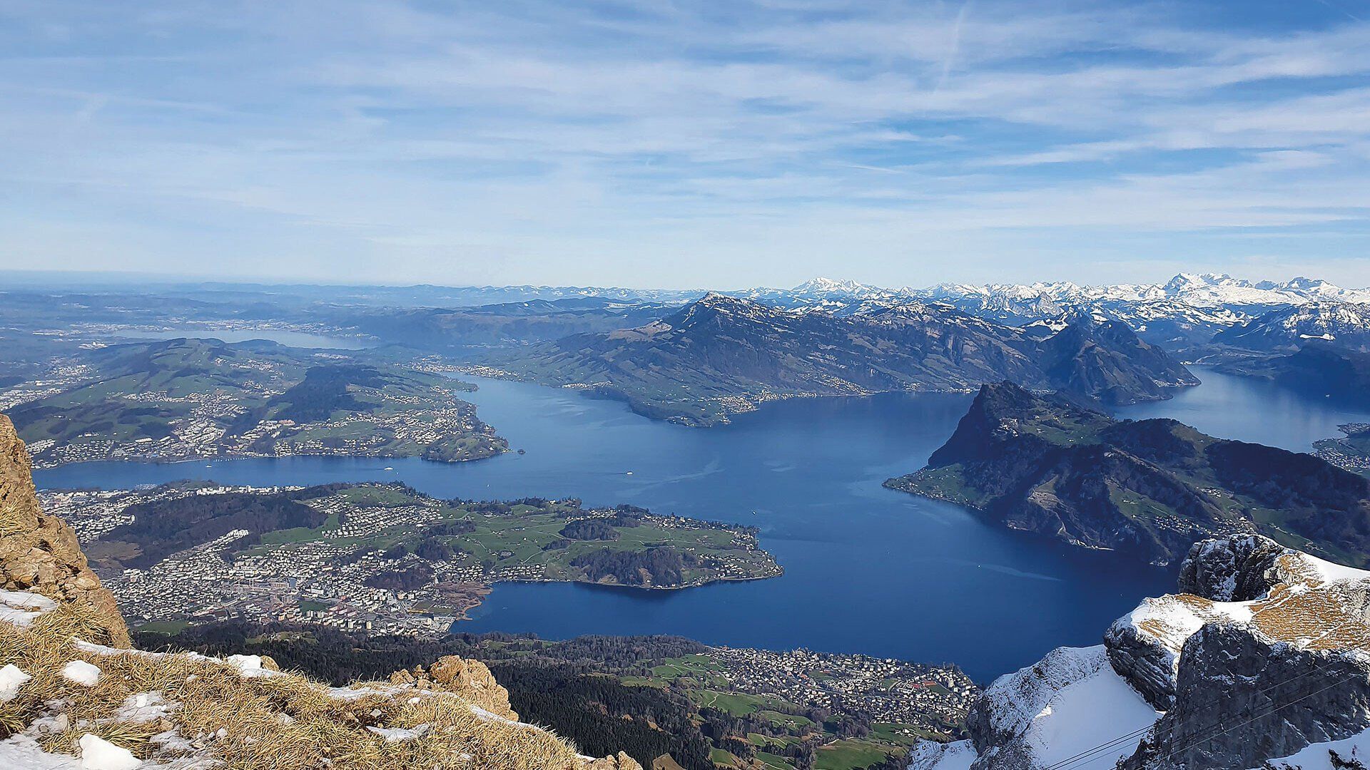 Vierwaldstättersee Bootstour: Erlebe die malerische Seelandschaft und die umliegenden Berge bei deiner Tour.