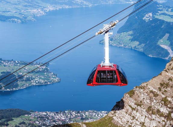 Luftseilbahn Pilatus: beeindruckende Aussicht auf den Vierwaldstättersee und die umliegenden Berge.