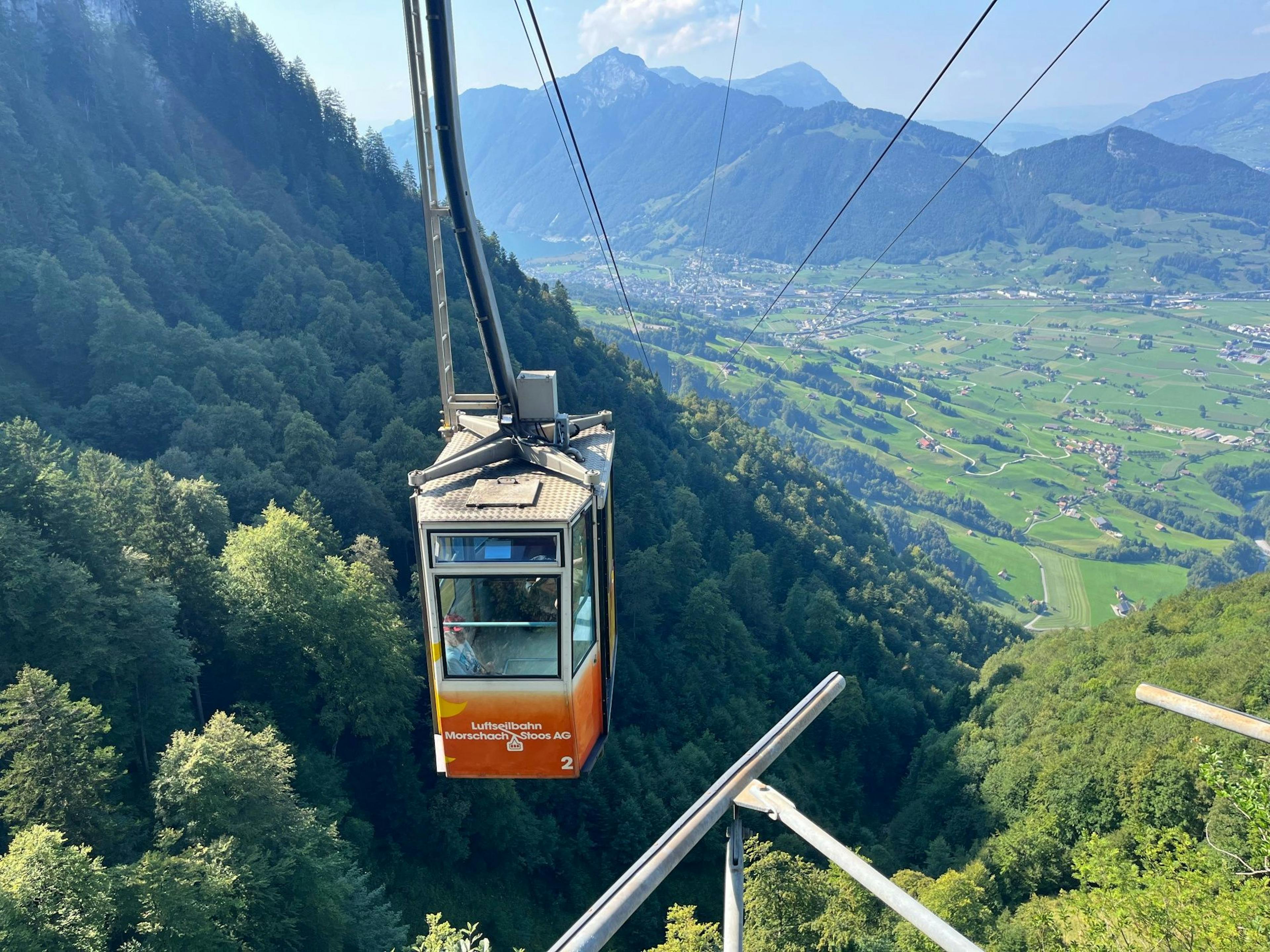 गर्मी में मॉर्शाच की हवाई रेल आपको शानदार प्रकृति और पर्वतों का दृश्य दिखाती है।