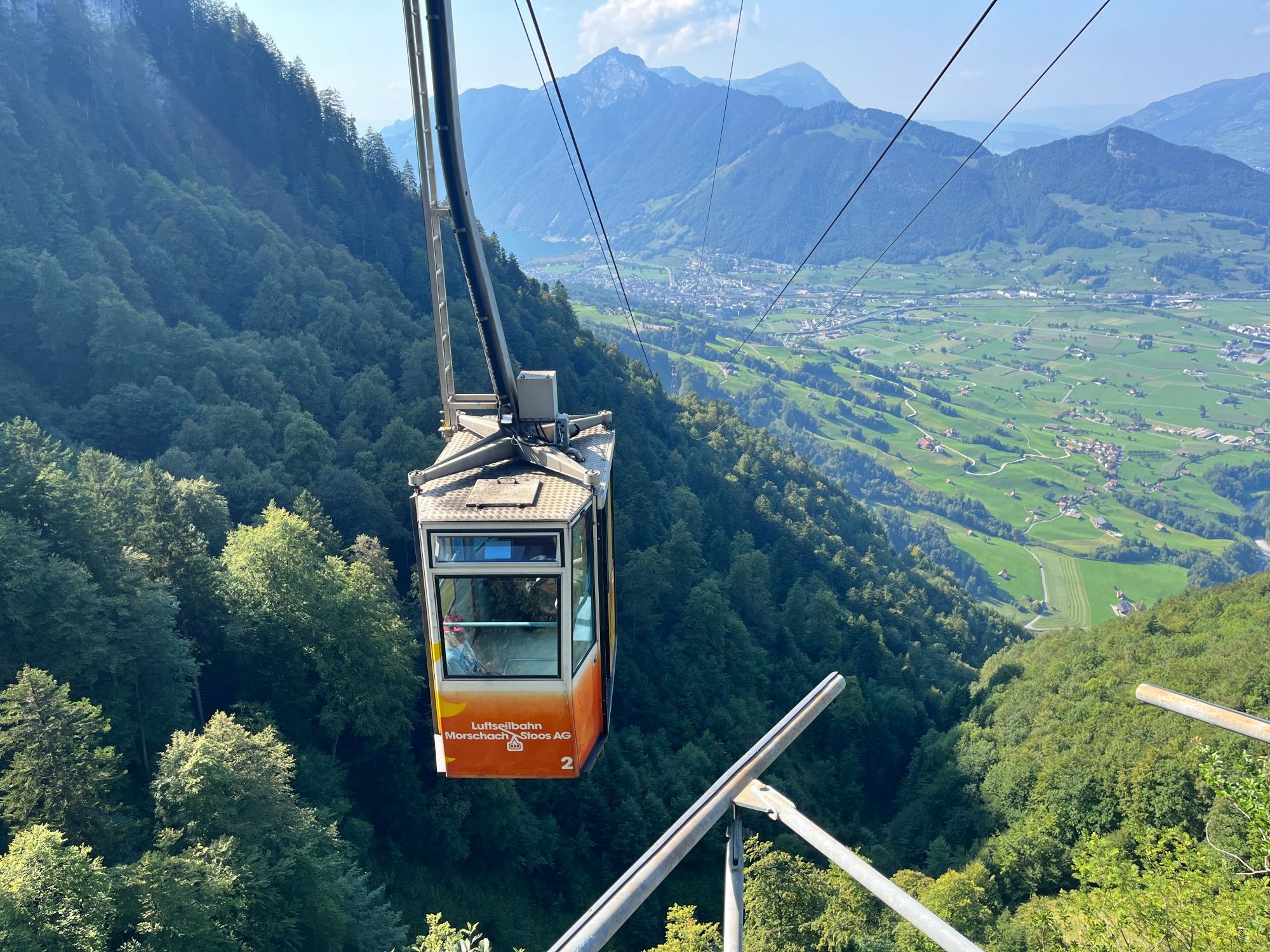 Funivia Morschach: vivi l'imponente funivia e il paesaggio verde in estate.