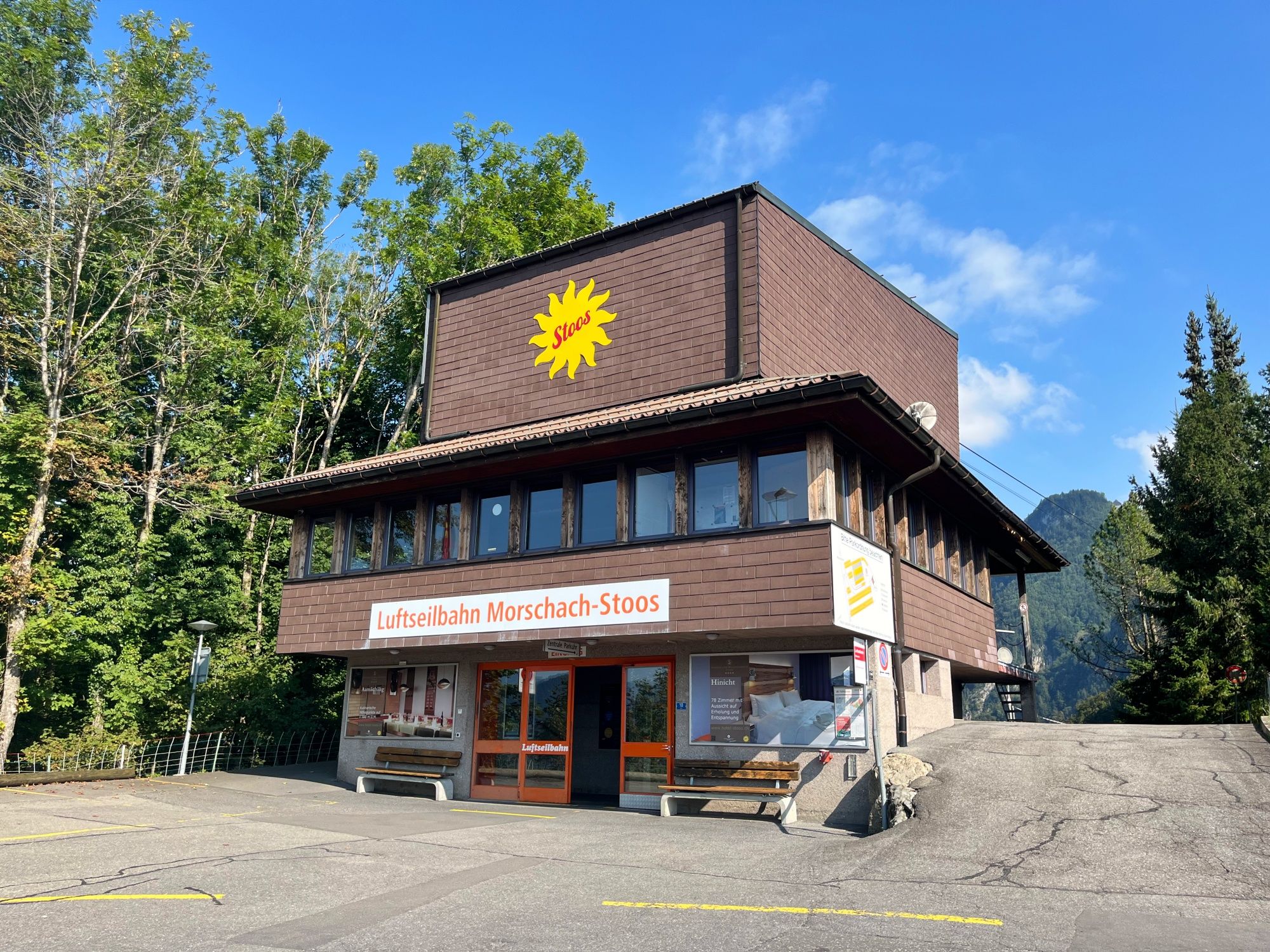 Funivia Morschach: I visitatori vengono accolti nella stazione a valle con vista sulle montagne e sulla natura.