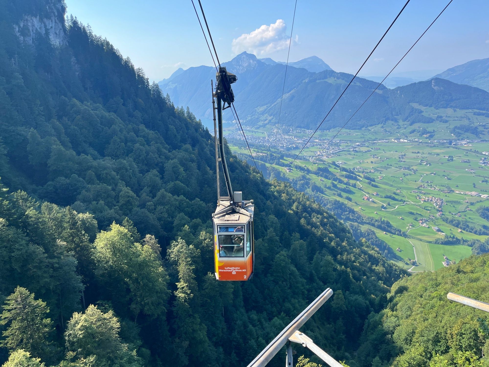 Funivia Morschach: Goditi la vista impressionante sulle montagne e sulla natura circostante.
