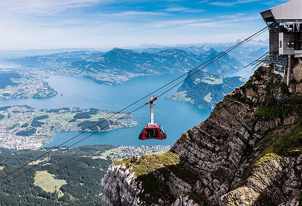 Luftseilbahn Pilatus: Erlebe die Aussicht auf den Vierwaldstättersee und die Berge während des Sommerabenteuers.
