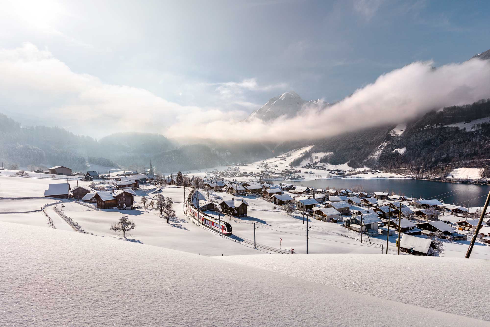룽겐 겨울: 눈 덮인 풍경과 호수, 산이 있는 곳으로 겨울 활동에 이상적입니다.