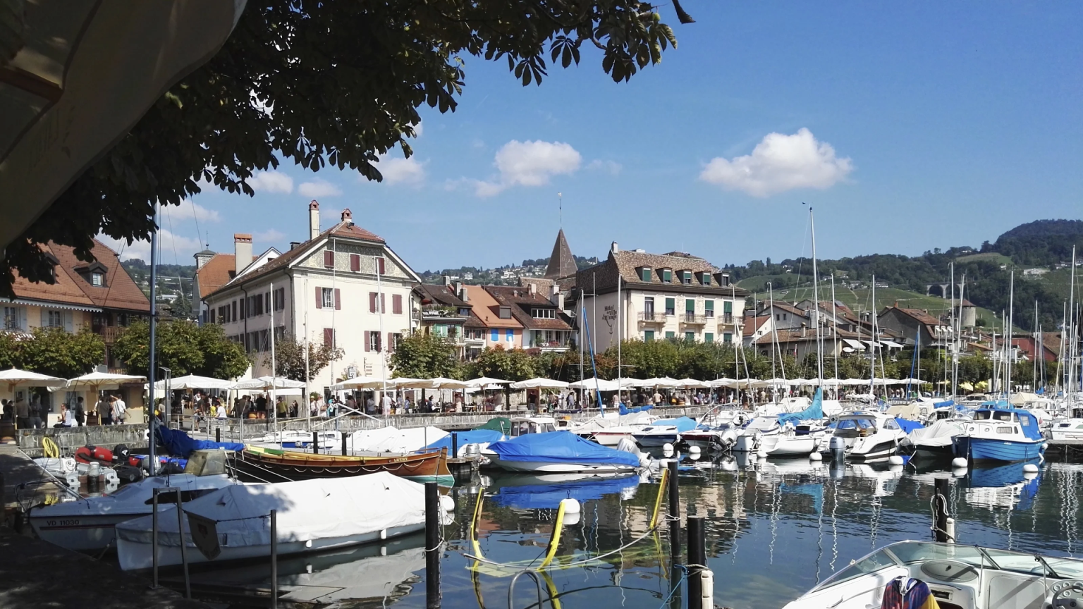 Porto de Lutry com barcos coloridos e passeio à beira-mar