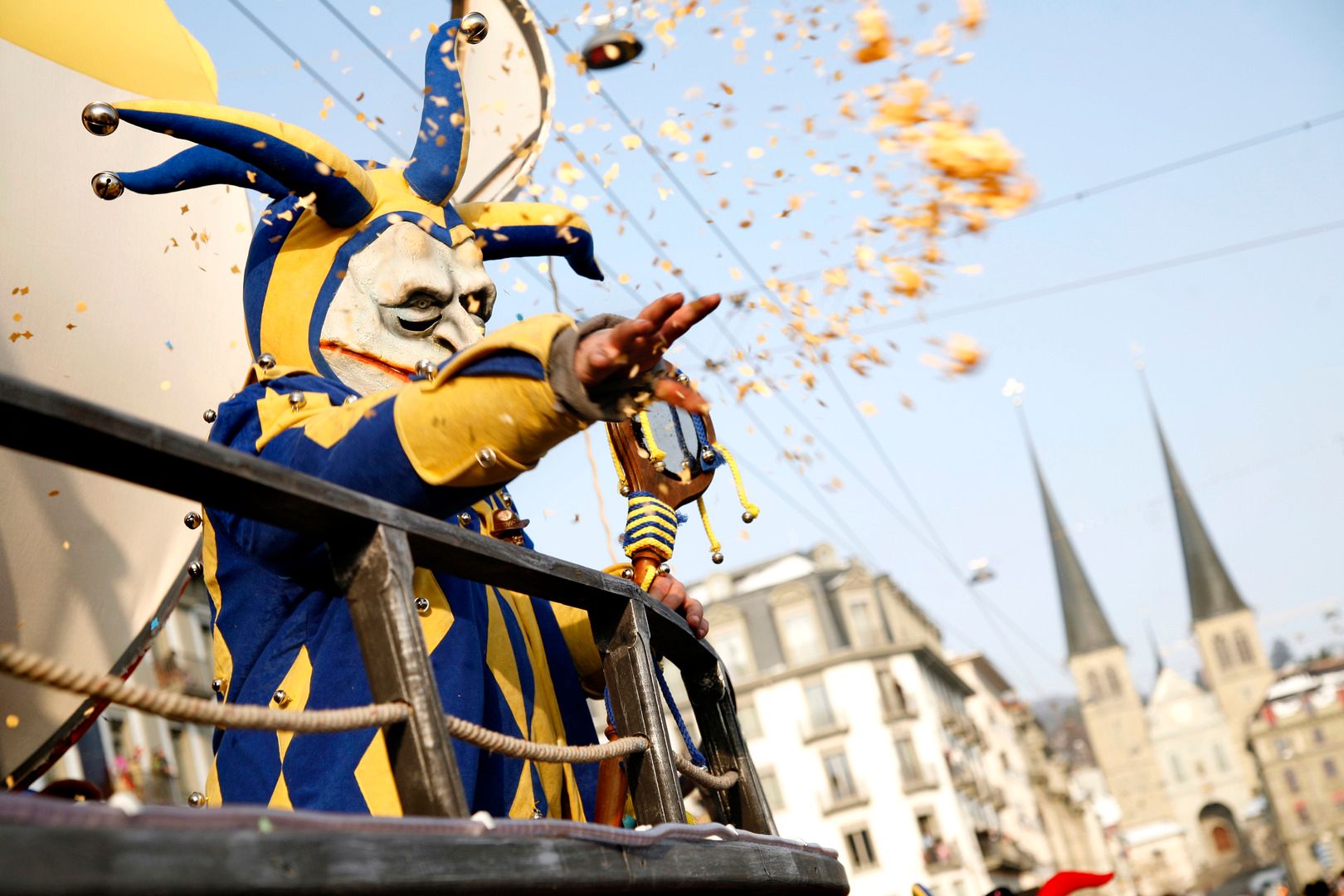 Fasnacht Luzern: Maskovaný průvodce hází konfety