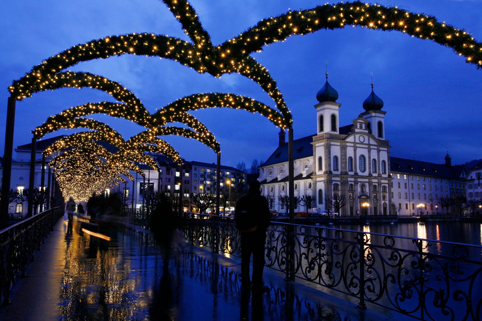 Pemanduan Bandar Luzern Sempena Krismas di persekitaran yang dihias meriah dengan lengkungan yang bercahaya dan pemandangan bandar.