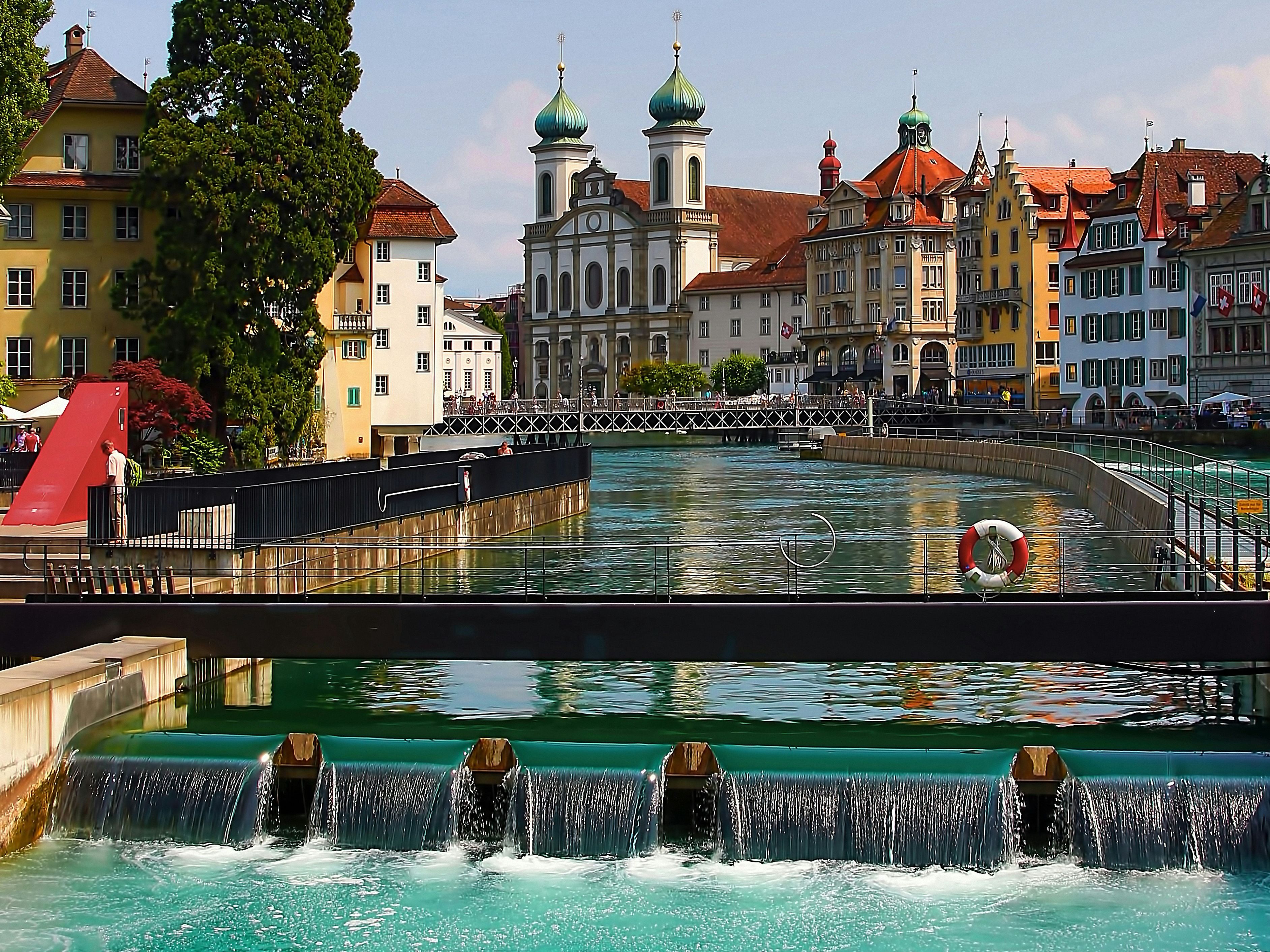 Lucerna: cidade pitoresca à beira da água com edifícios históricos e um bonito canal.