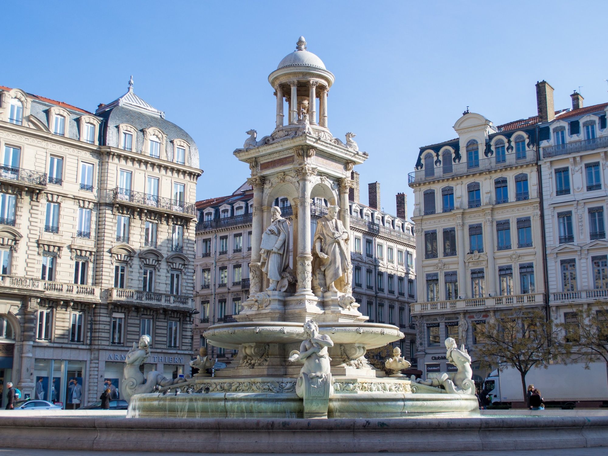 Fontana a Lione con sculture dettagliate, giornata di sole.