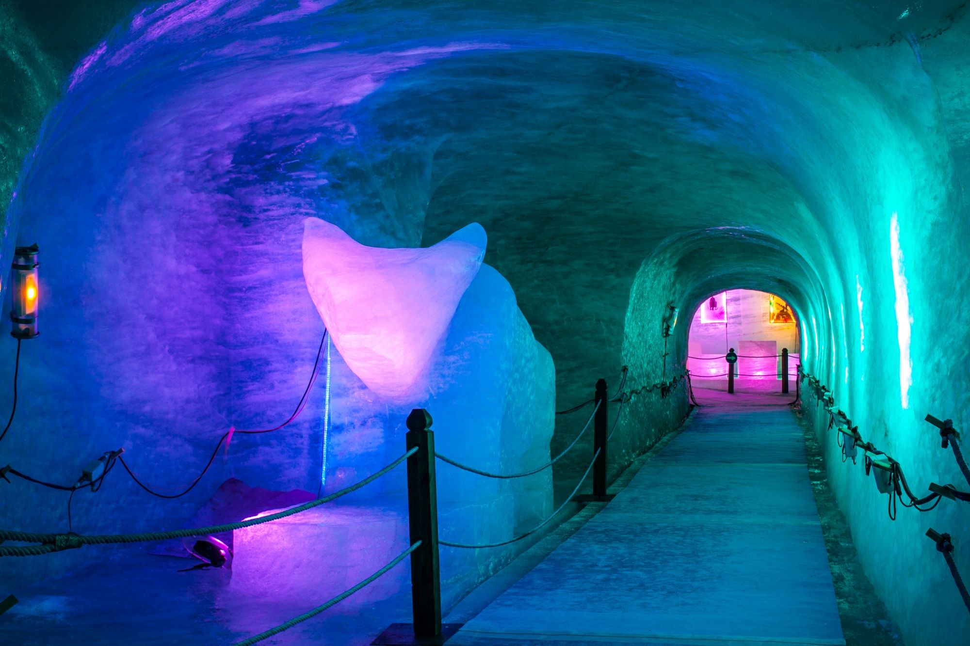 Grotte de Glace in Chamonix, bunte Beleuchtung, Eisformationen