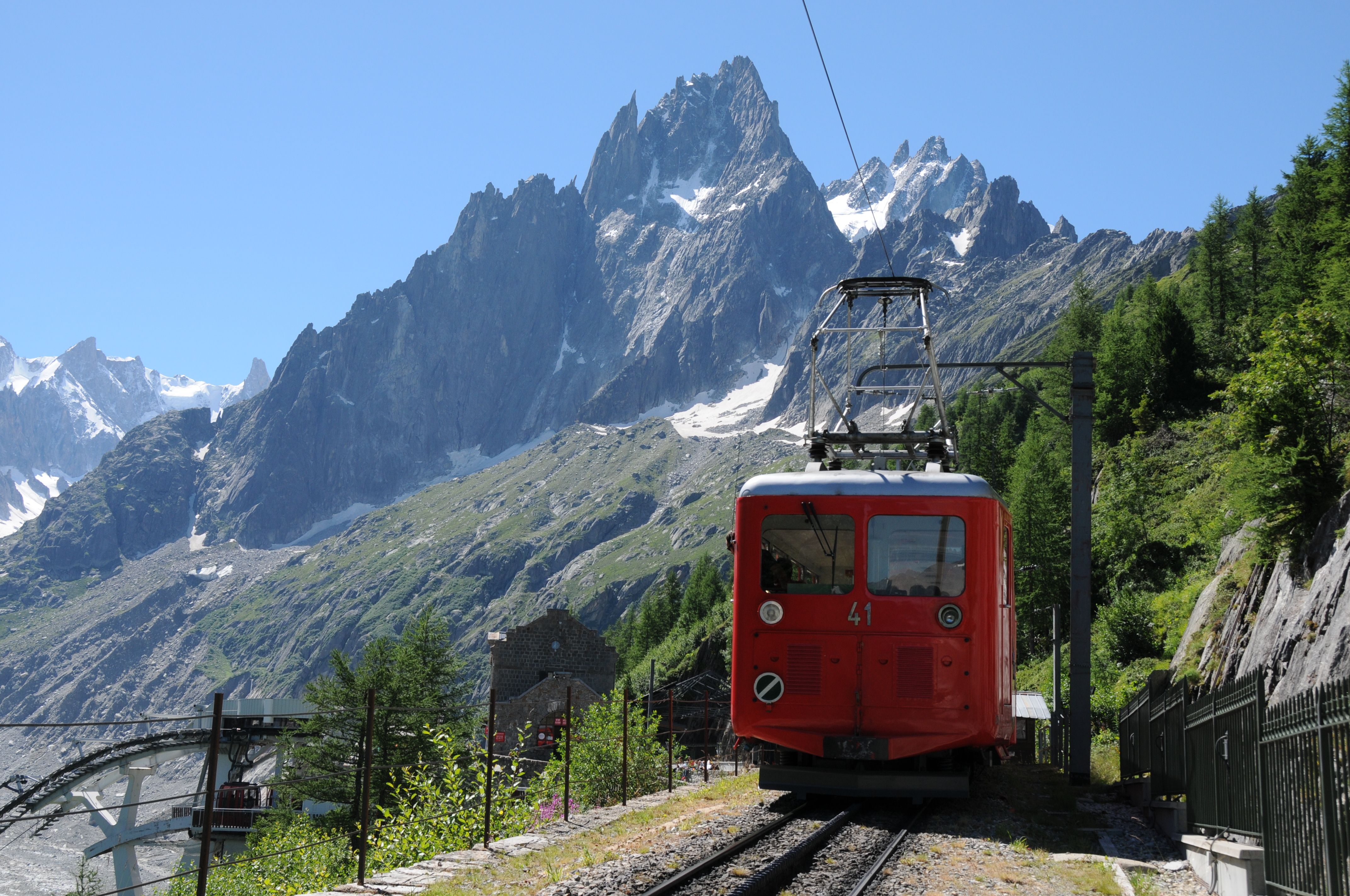 Train in der Gare Sommitale, Hochgebirge, rot, Bergkulisse