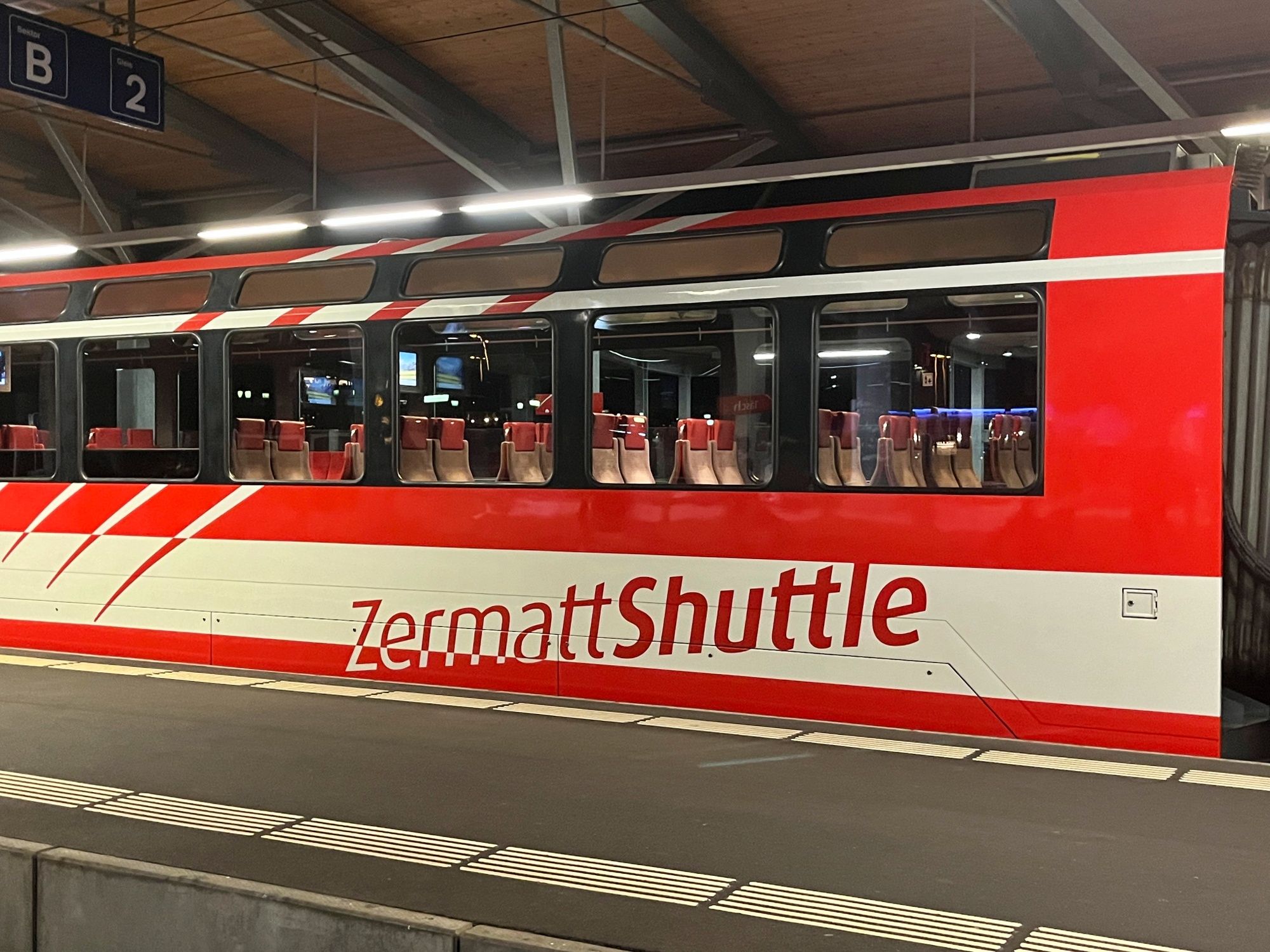 MGB Shuttle: moderní železniční ozubnicová dráha v Zermattu, ideální pro dobrodružství a skupinové výlety.
