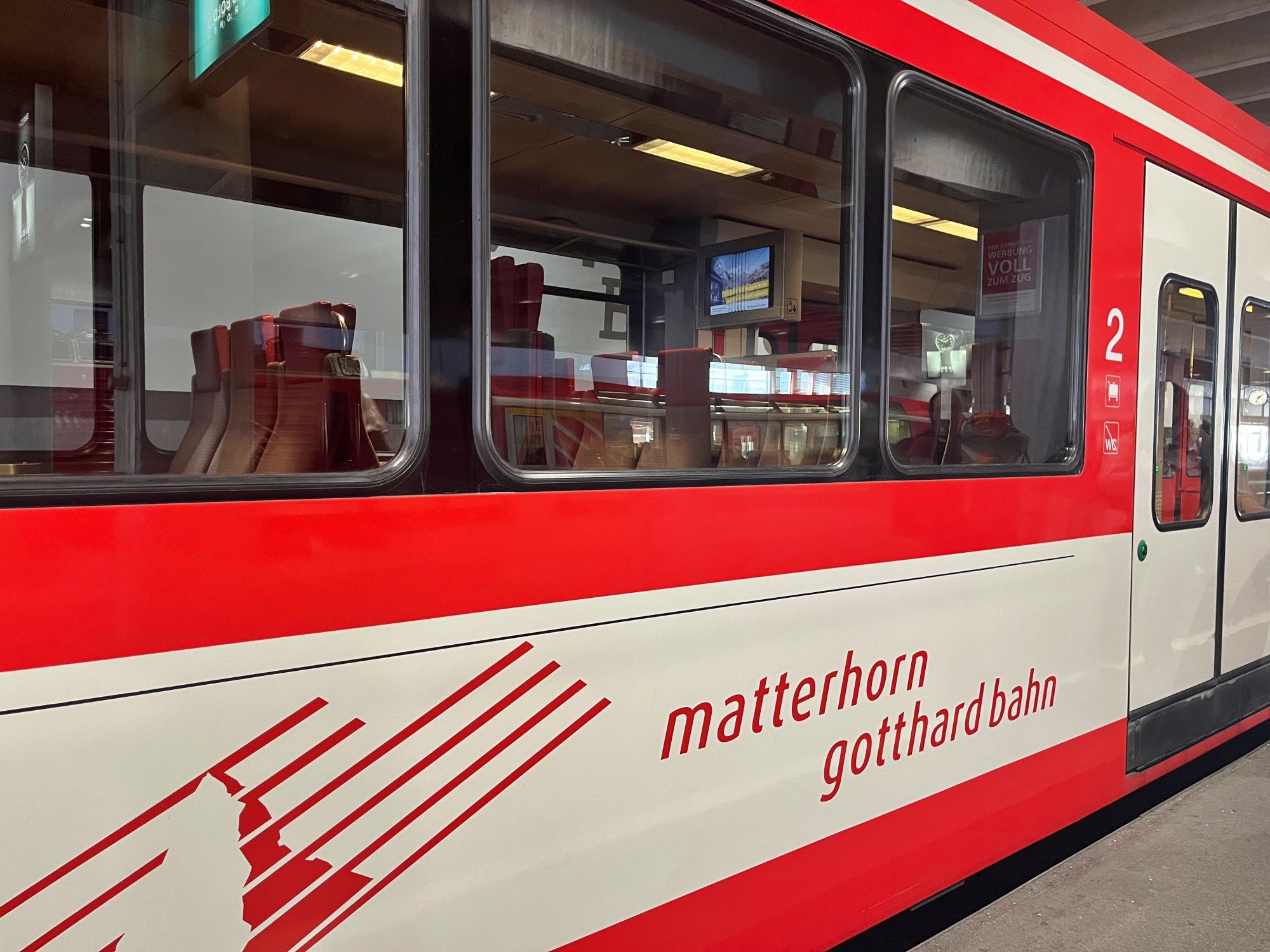 MGB Shuttle: přesný pohled na vlak společnosti Matterhorn Gotthard Bahn, ideální pro lyžování v horách.