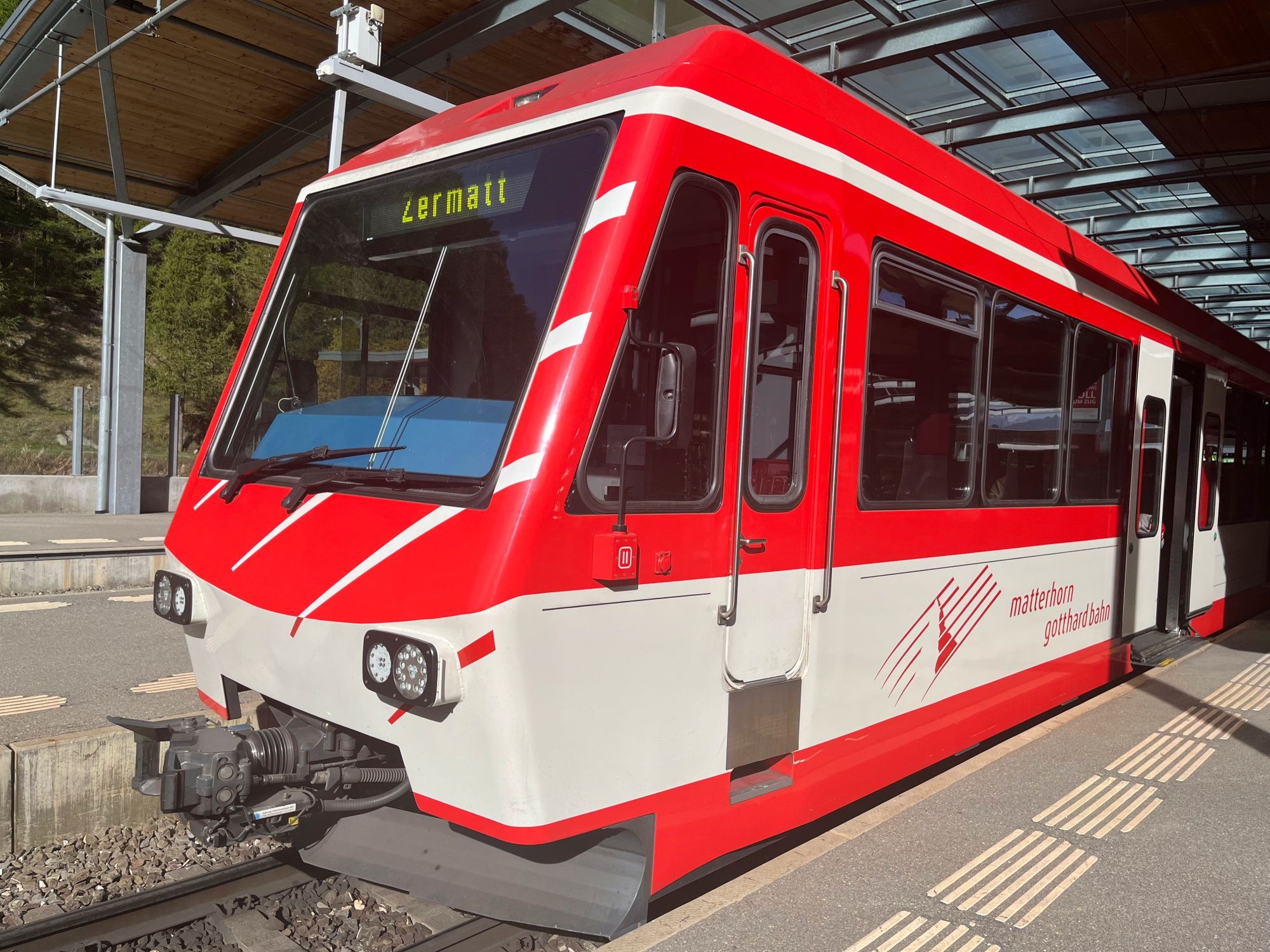 MGB Shuttle: Odpoči si během jízdy horami v Lauterbrunnenu v létě.