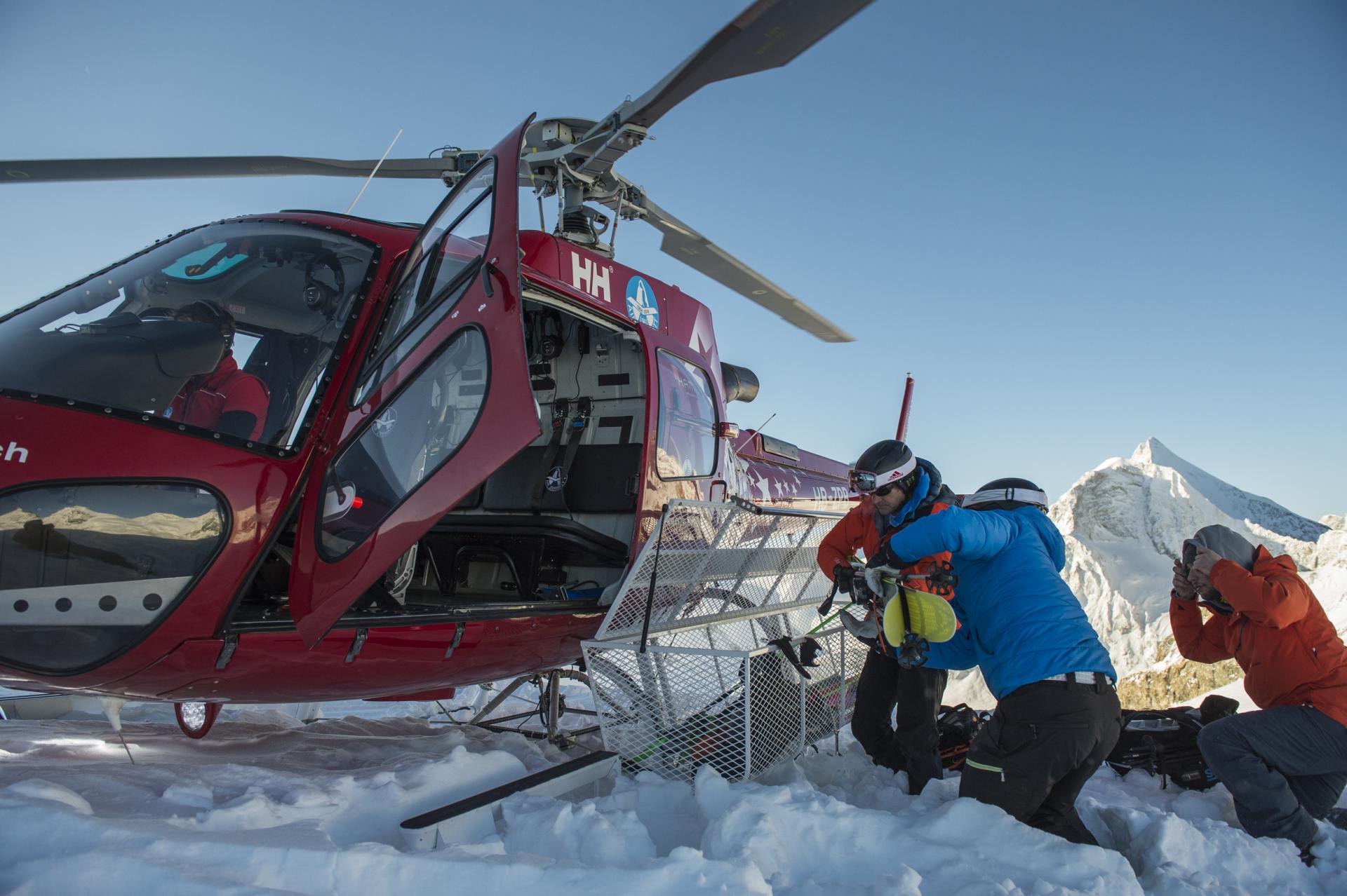 Heliboard Äschlihorn: Preparativos de ski para un día emocionante en la nieve con un equipo experimentado