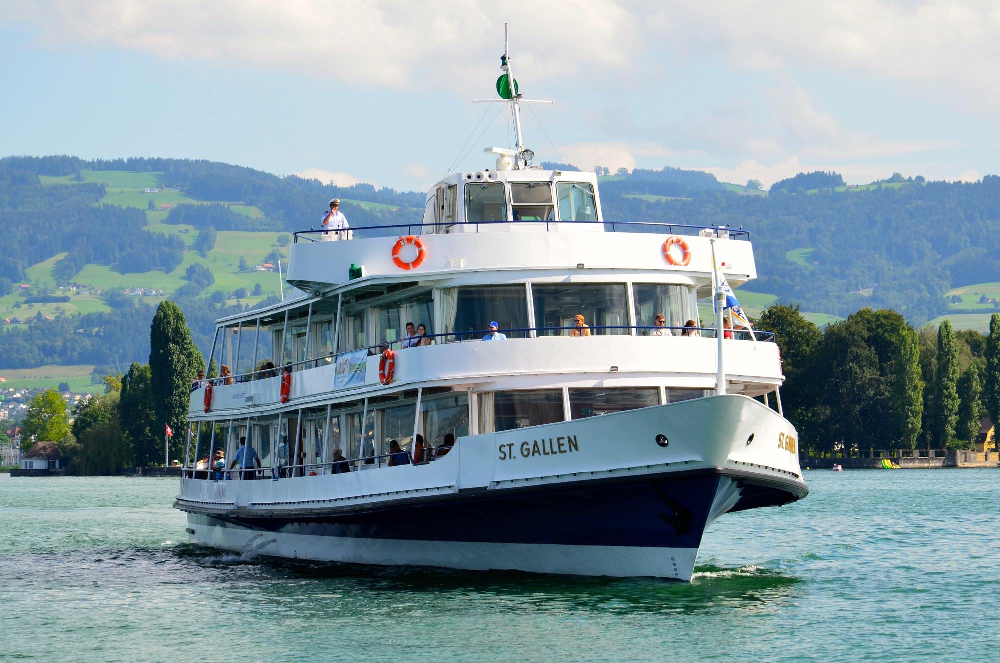 MS St. Gallen navega por el Lago de Constanza bajo buen tiempo
