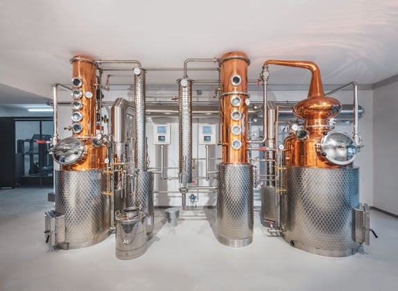 Macardo Distillery: a classy distillery with copper distillation equipment and a modern atmosphere