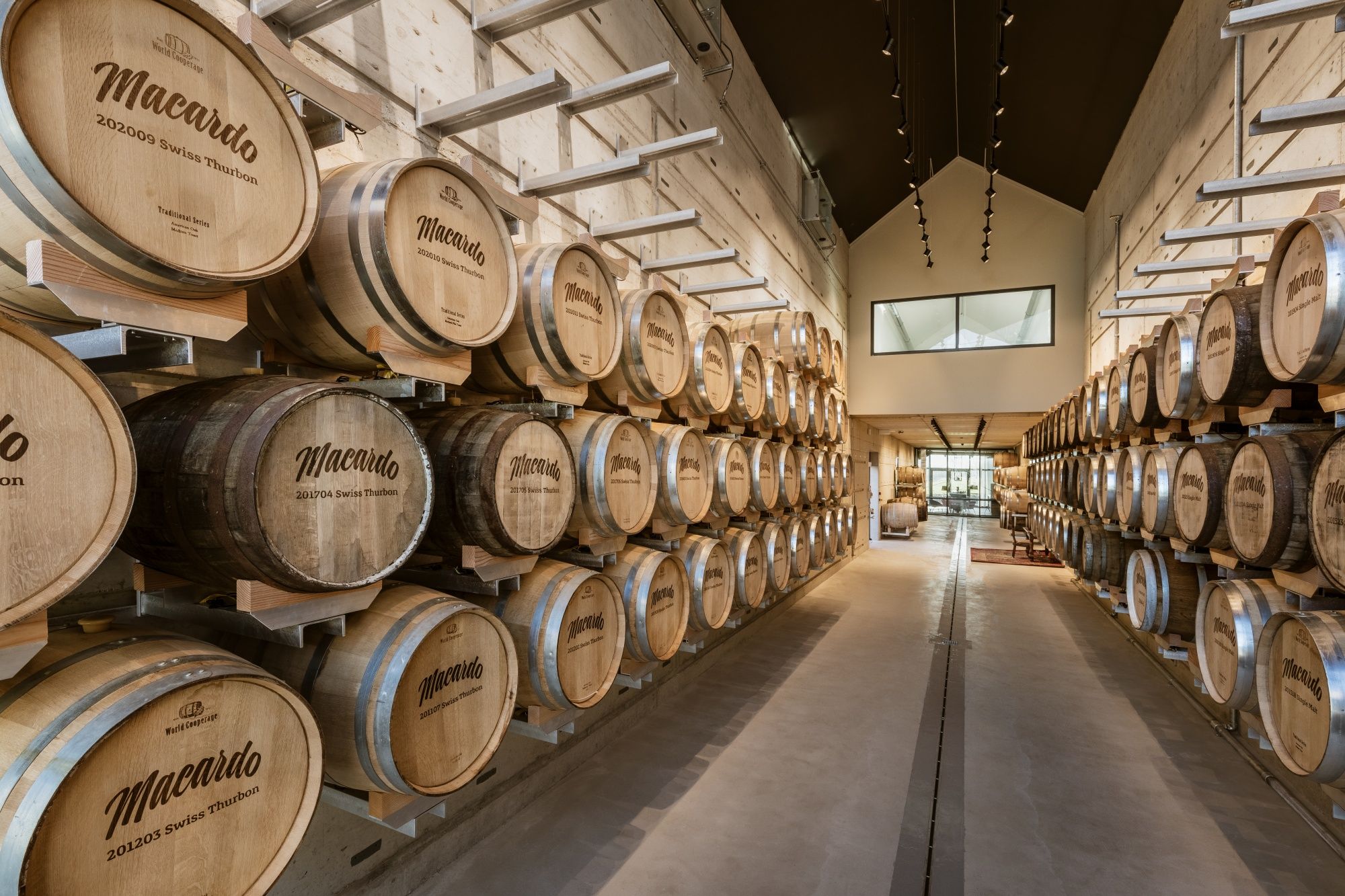 Macardo: Pohledy do sklepa na vína s dubovými sudy v malebném prostředí.