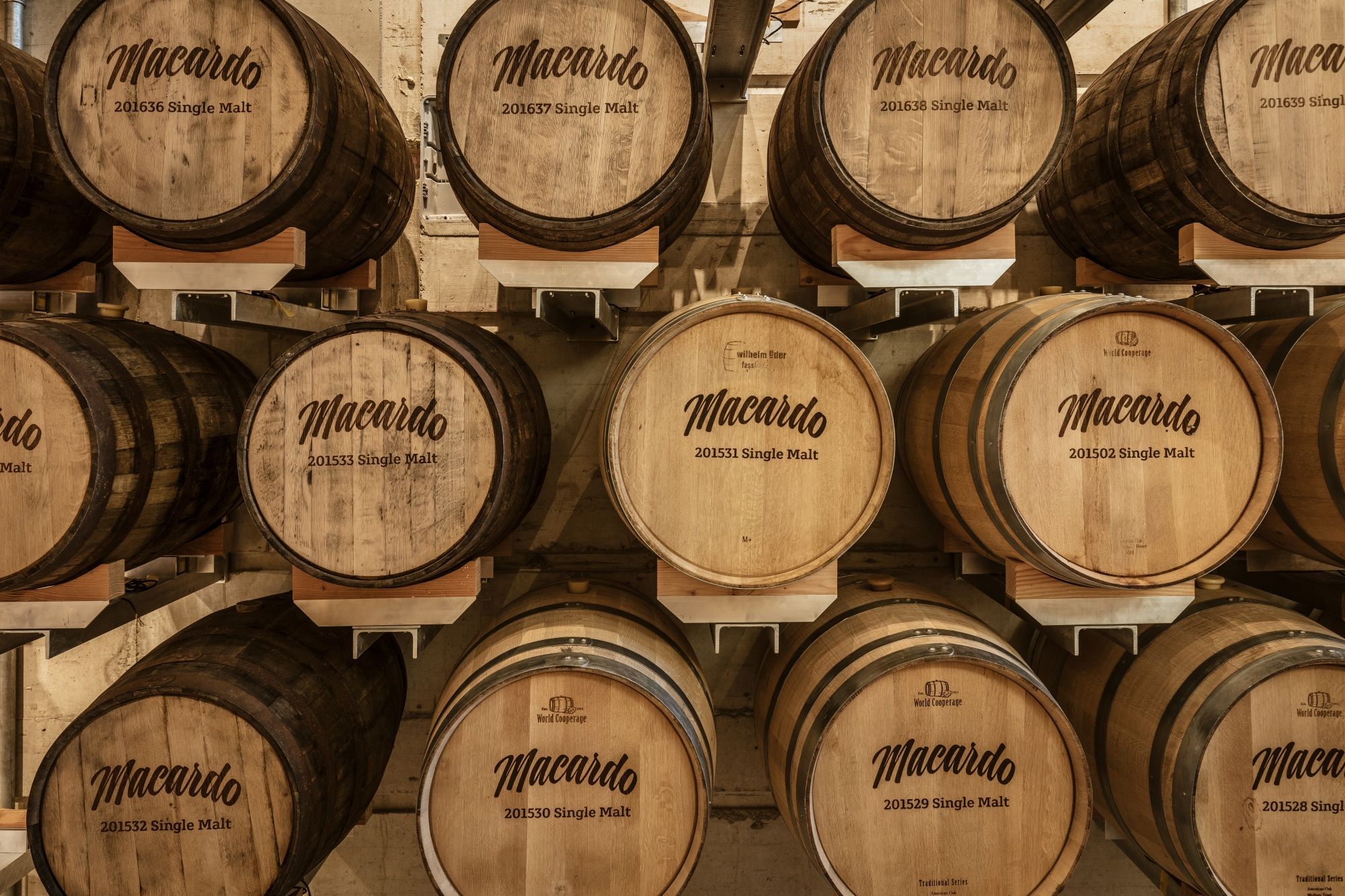 Macardo: Dřevěné sudy v zásobárně whisky s single malt a vznešenými pochutinami.