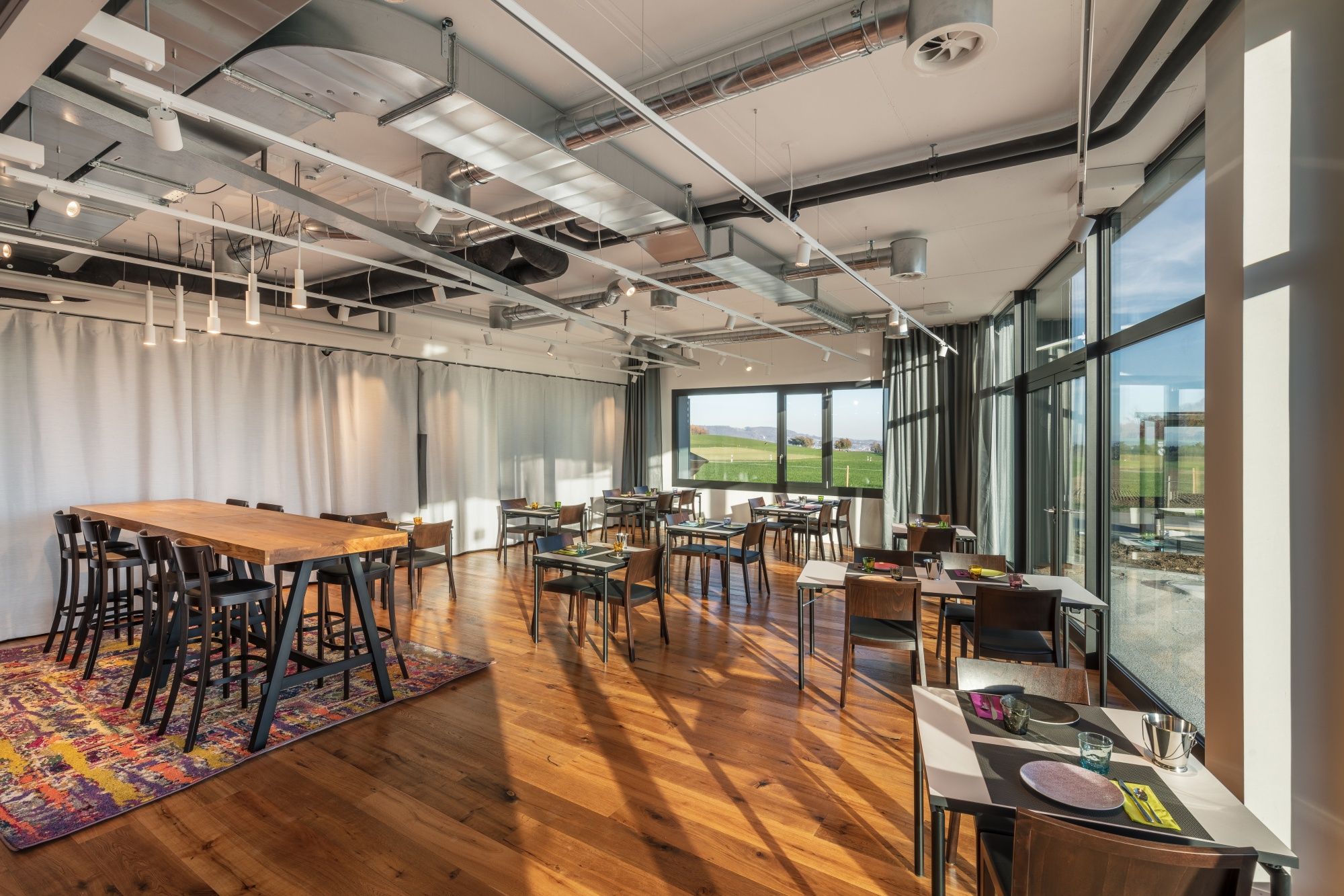 ब्रेन्नर ब्रंच: आधुनिक रेस्टोरेंट जिसमें शानदार आंतरिक सजावट और परिदृश्य का दृश्य है, नाश्ते के लिए आदर्श।