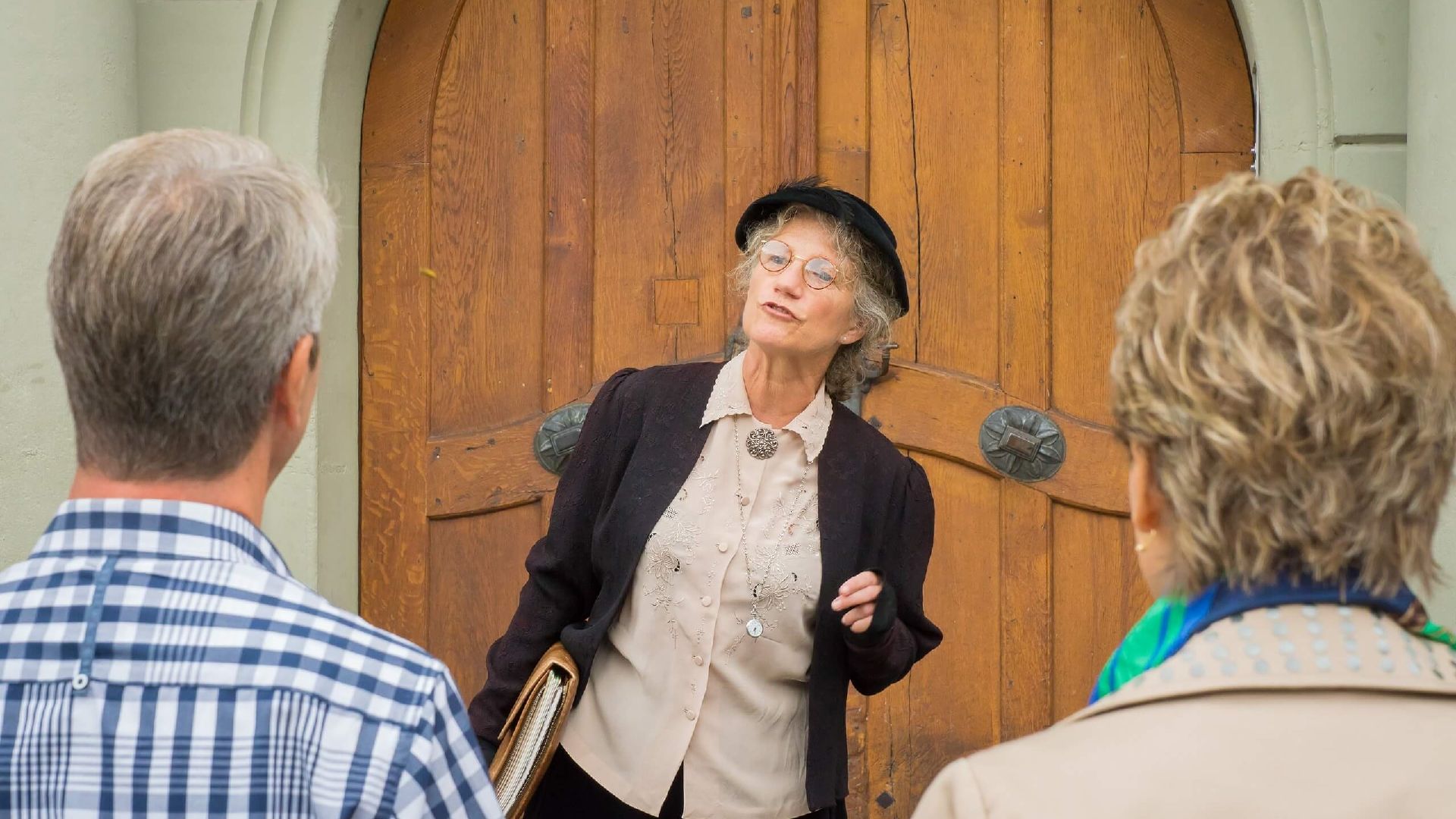 Lawatan bandar di Thun bersama dua lelaki dan seorang wanita