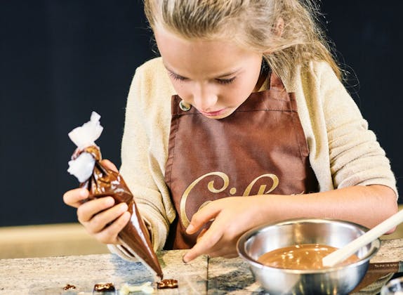 Atelier de chocolat : Apprends à fabriquer du chocolat dans un environnement créatif pour les enfants.