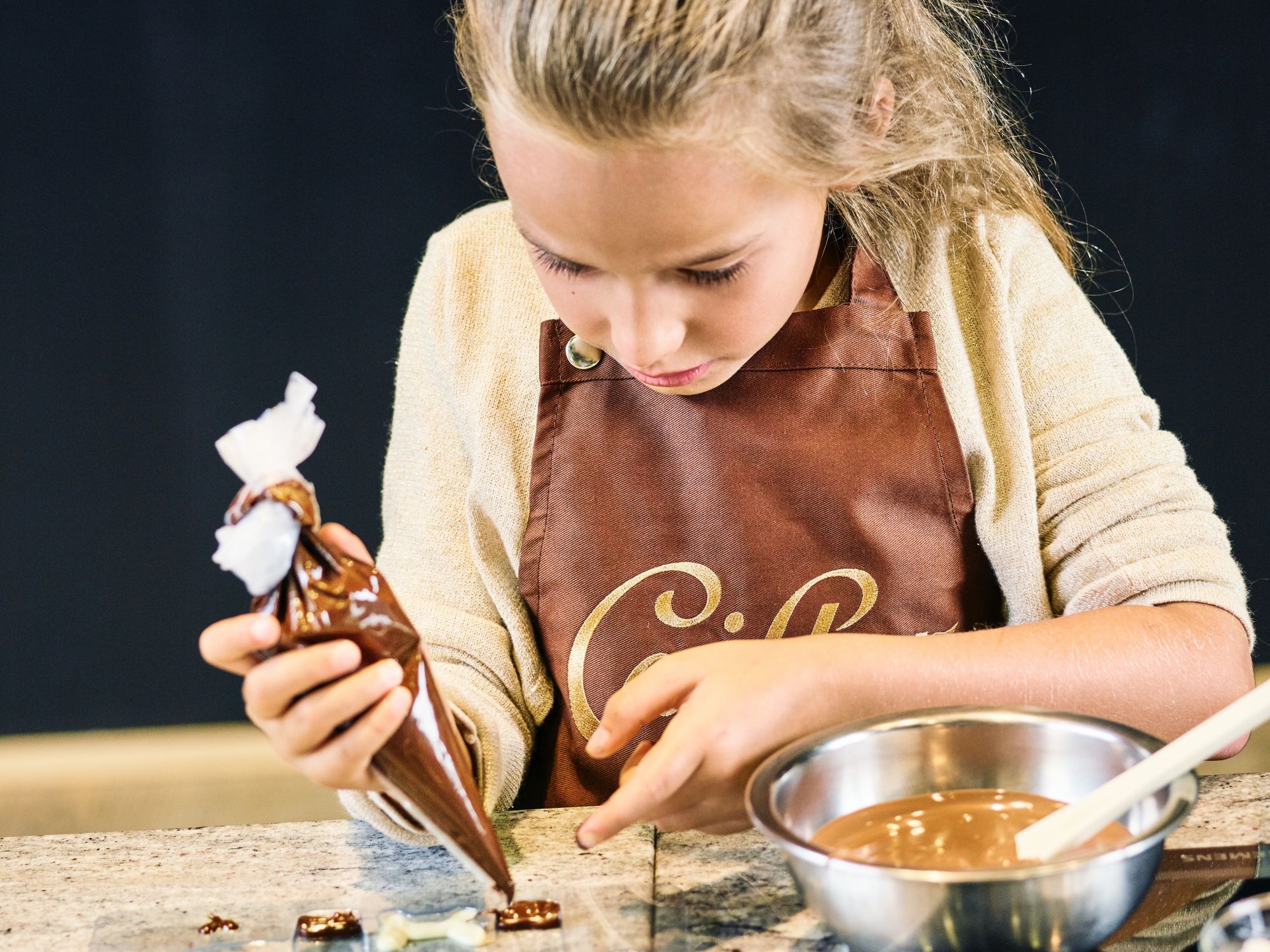 巧克力工作坊：孩子们在一个富有创意和教育意义的体验中创造自己的巧克力糖果。