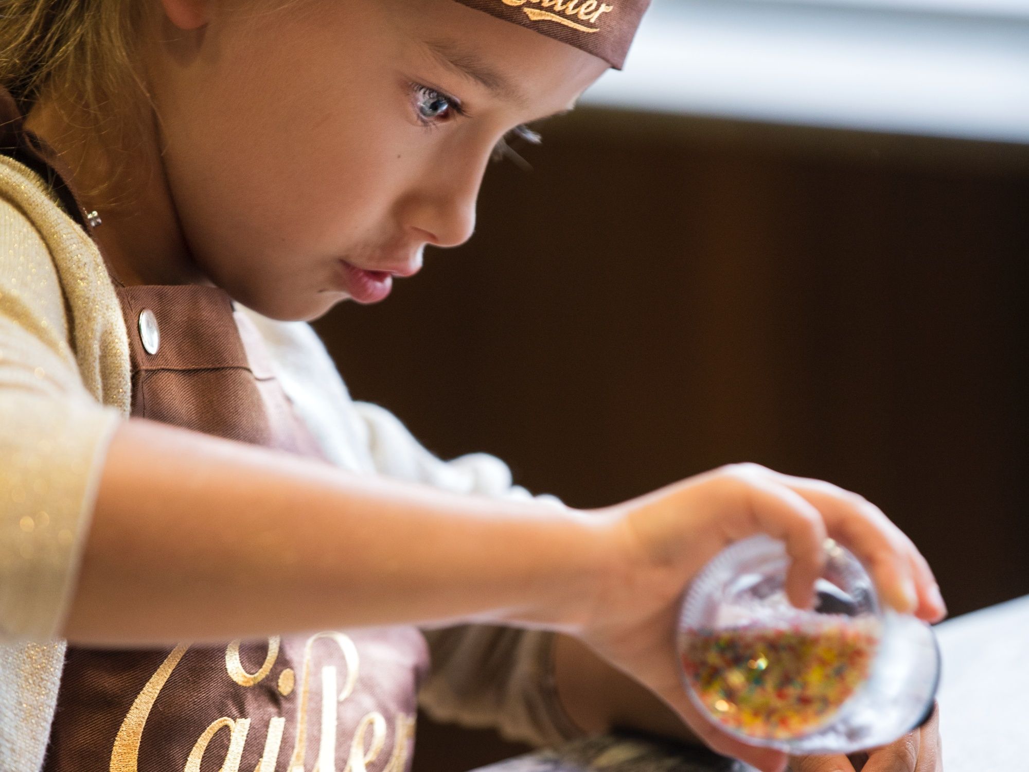 День рождения для детей с творческим занятием по выпечке в шоколадной фабрике с яркими посыпками.