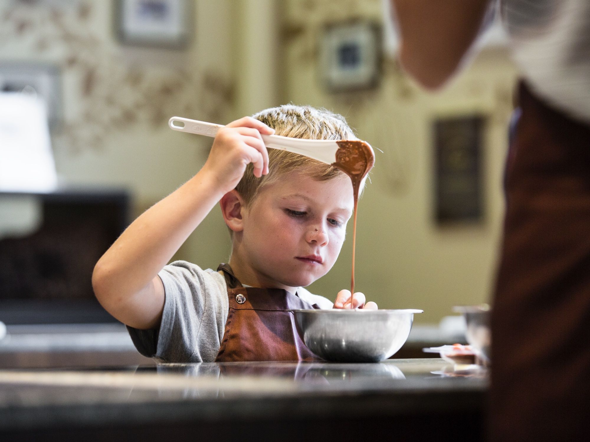 День рождения ребенка с шоколадом: ребенок готовит и наслаждается сладкими моментами в Maison Cailler.