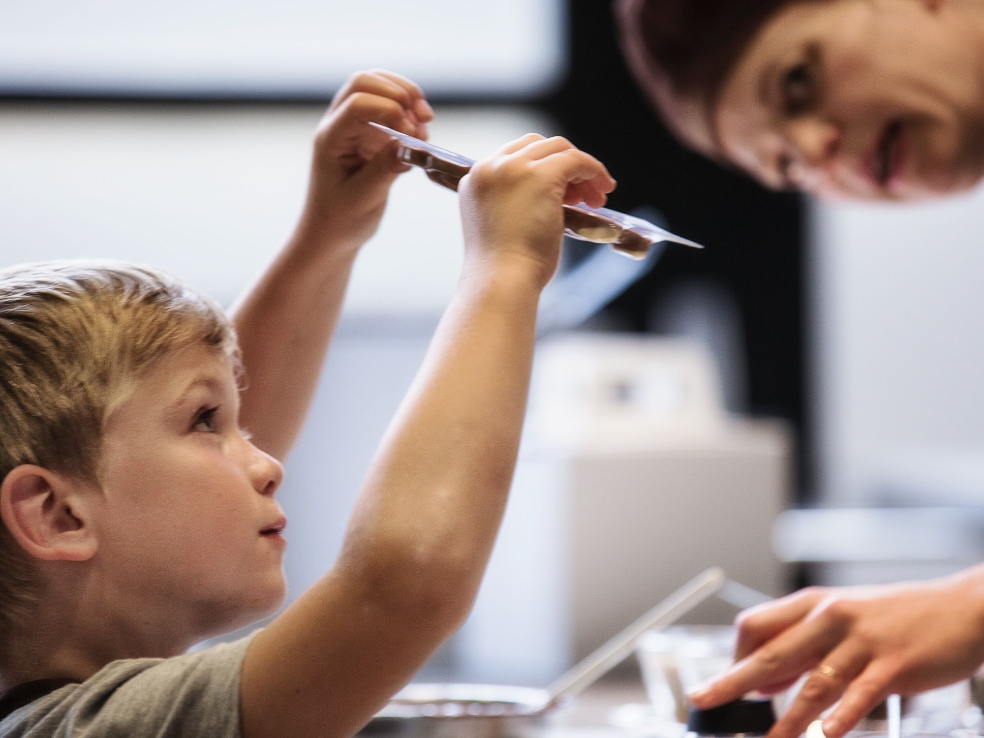 巧克力工作坊：孩子们在一个引人入胜的课程中与巧克力进行创造性实验。